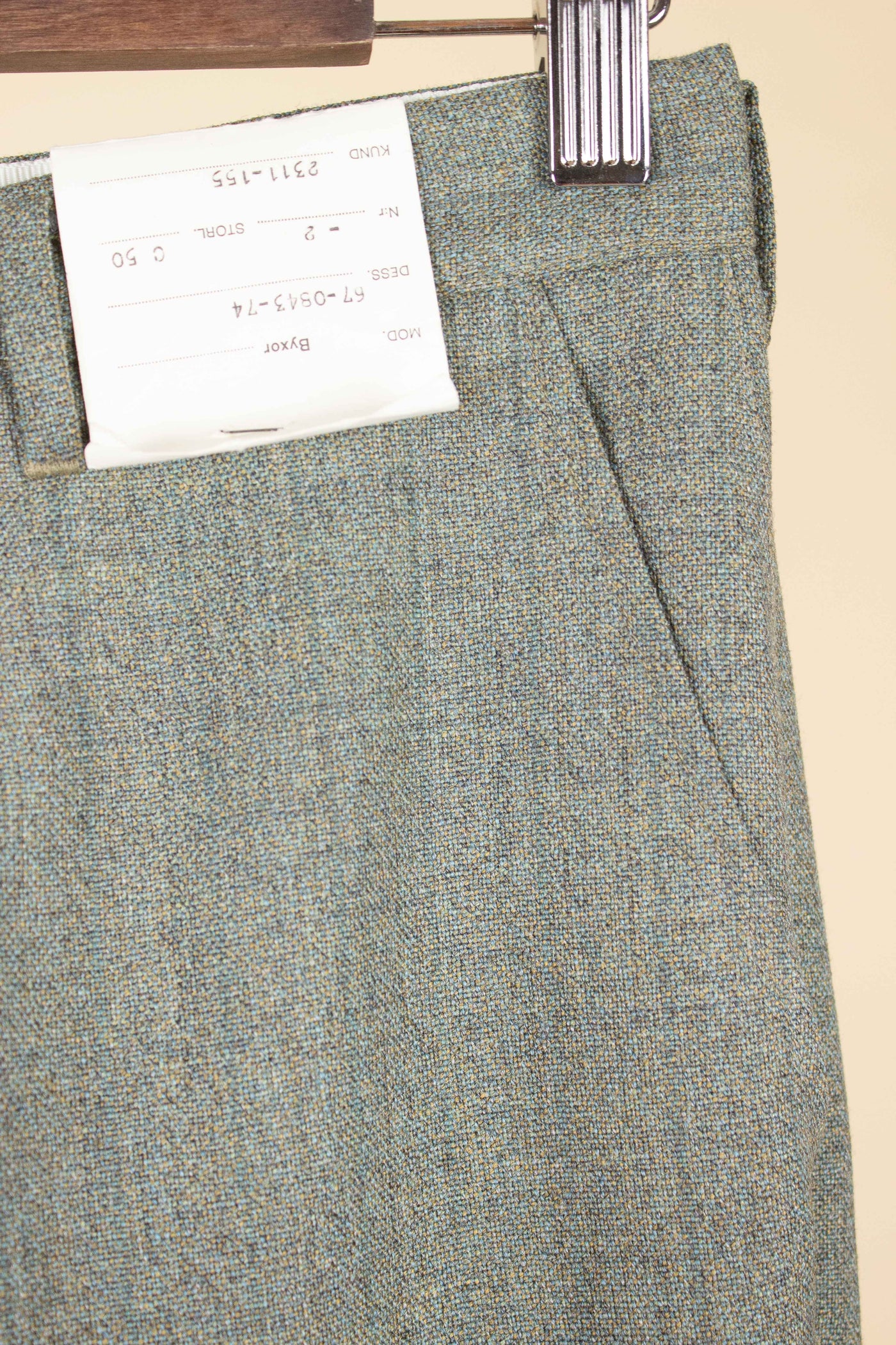 SWEDISH 1960S GREEN TWO PIECE SINGLE BREASTED DEADSTOCK SUIT BY JUNEX. SIZE CA EU 50
