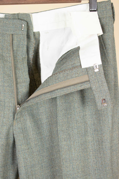 SWEDISH 1960S GREEN TWO PIECE SINGLE BREASTED DEADSTOCK SUIT BY JUNEX. SIZE CA EU 50