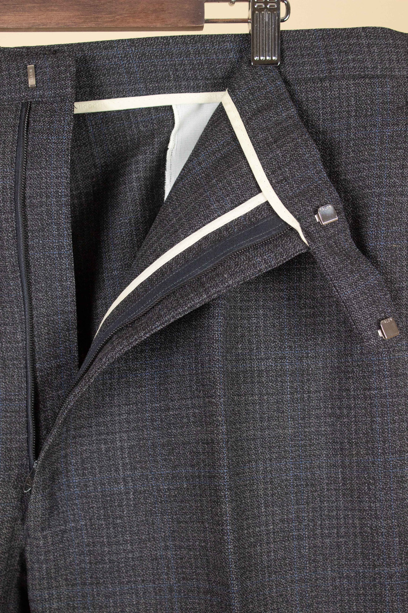 SWEDISH 1960S GREY CHECKERED TWO PIECE SUIT BY SCHLASBERGS. SIZE CA EU 50