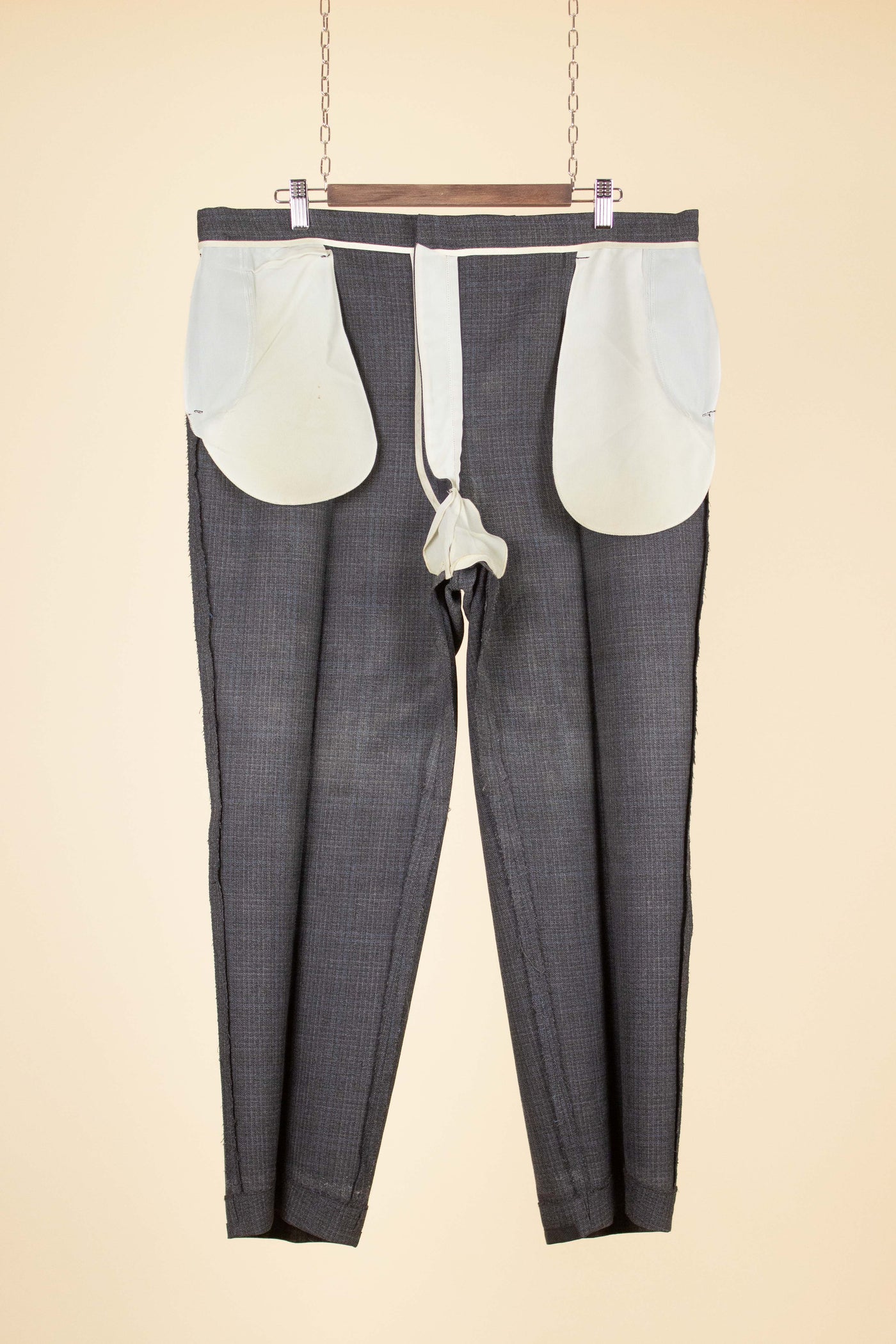 SWEDISH 1960S GREY CHECKERED TWO PIECE SUIT BY SCHLASBERGS. SIZE CA EU 50
