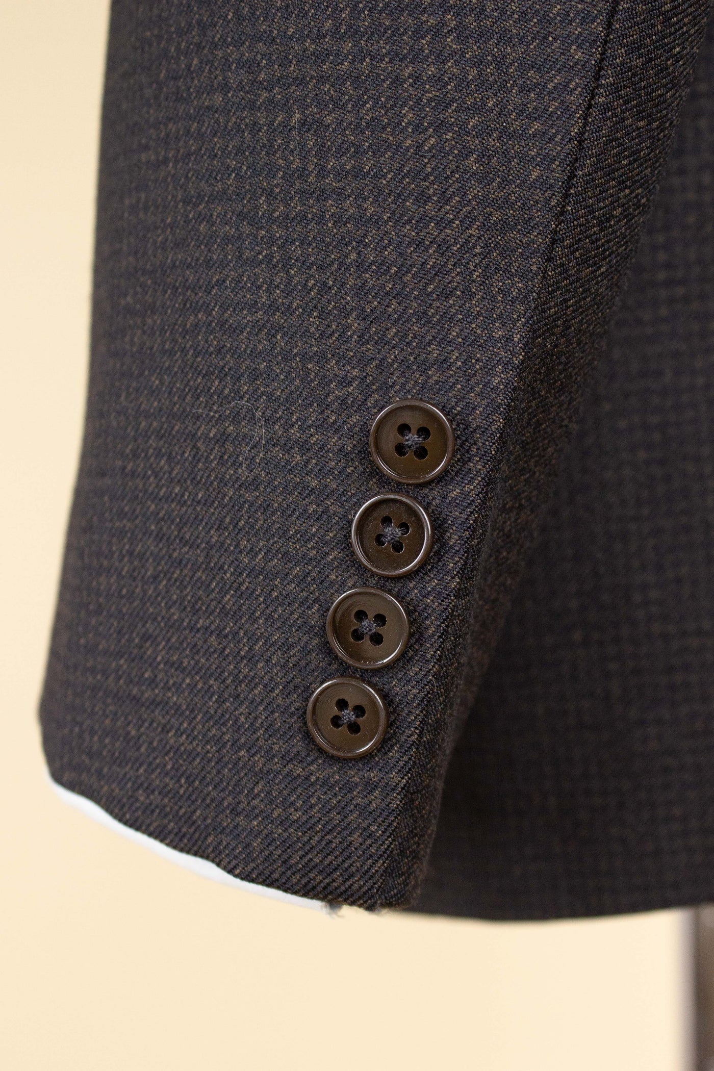 SWEDISH 1950S/1960S DARK GREY HOUNDSTOOTH SINGLE BREASTED SUIT BY PINGVIN. SIZE CA EU 50