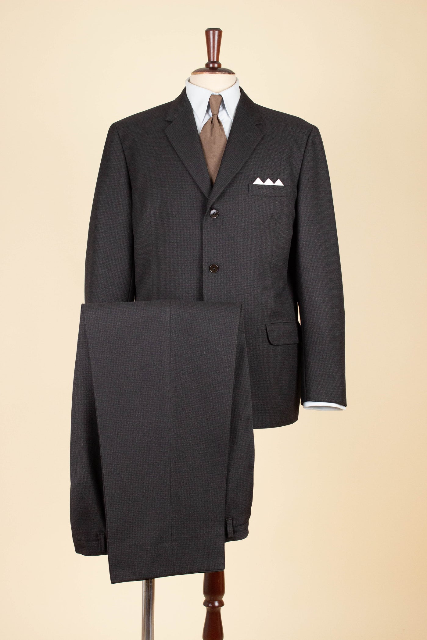 SWEDISH 1950S/1960S DARK GREY HOUNDSTOOTH SINGLE BREASTED SUIT BY PINGVIN. SIZE CA EU 50