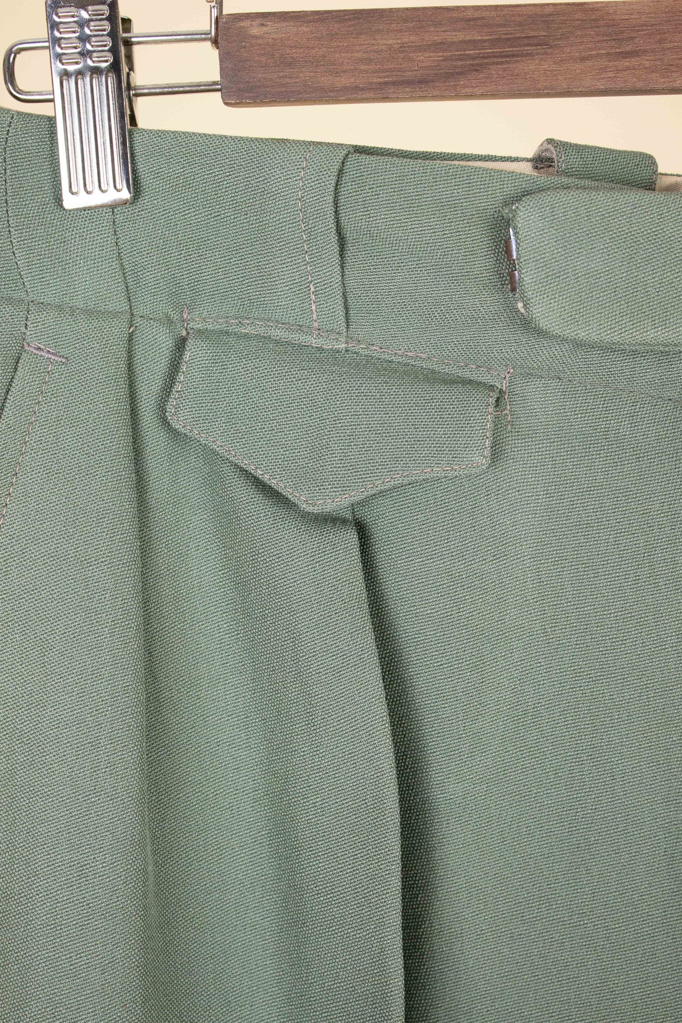 SWEDISH 1940S SAGE-GREEN TWO PIECE SINGLE BREASTED SUIT BY AB ELIT. SIZE CA EU 46 SHORT