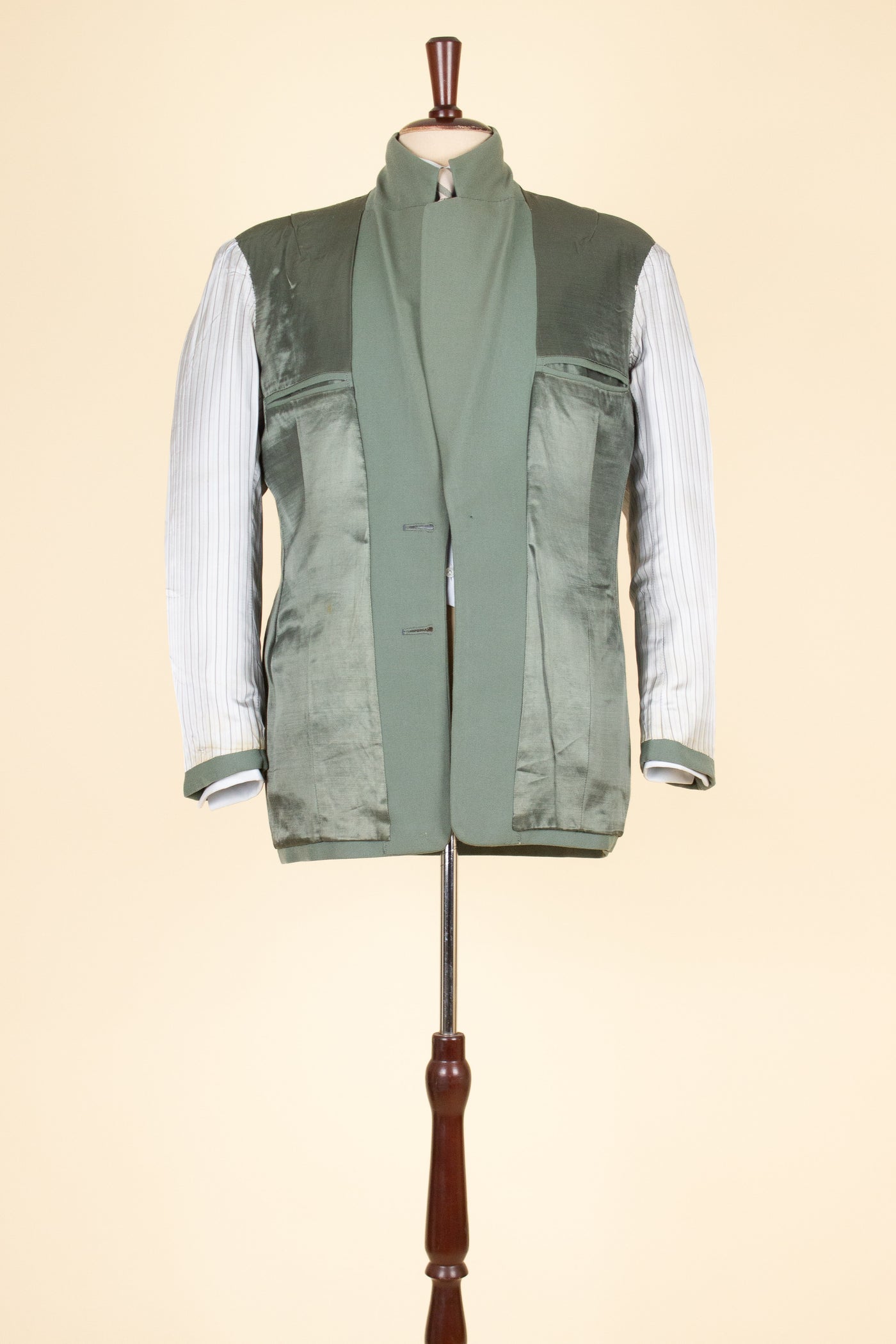 SWEDISH 1940S SAGE-GREEN TWO PIECE SINGLE BREASTED SUIT BY AB ELIT. SIZE CA EU 46 SHORT