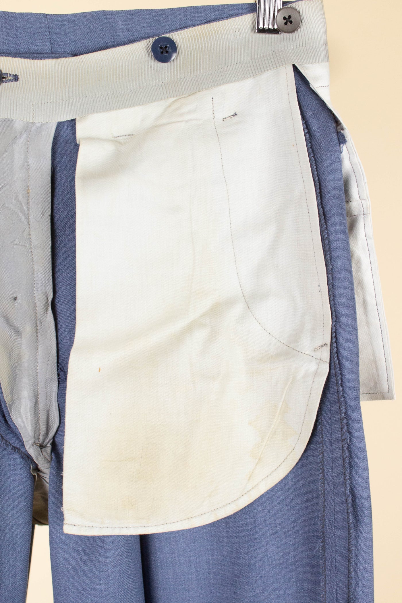 SWEDISH 1940S/1950S LIGHT BLUE TWO PIECE SINGLE BREASTED SUIT BY MASTERHAND. SIZE CA EU 46-48