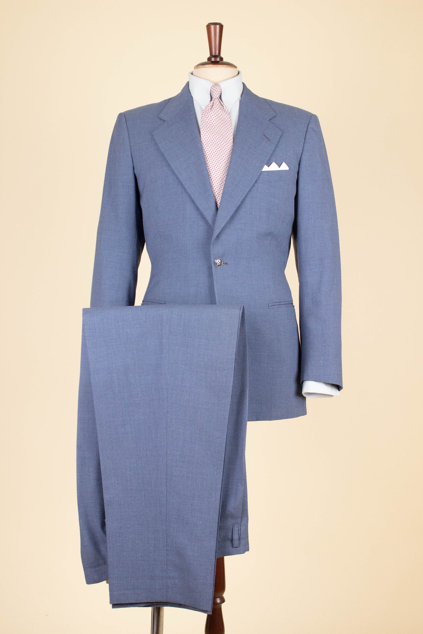 SWEDISH 1940S/1950S LIGHT BLUE TWO PIECE SINGLE BREASTED SUIT BY MASTERHAND. SIZE CA EU 46-48
