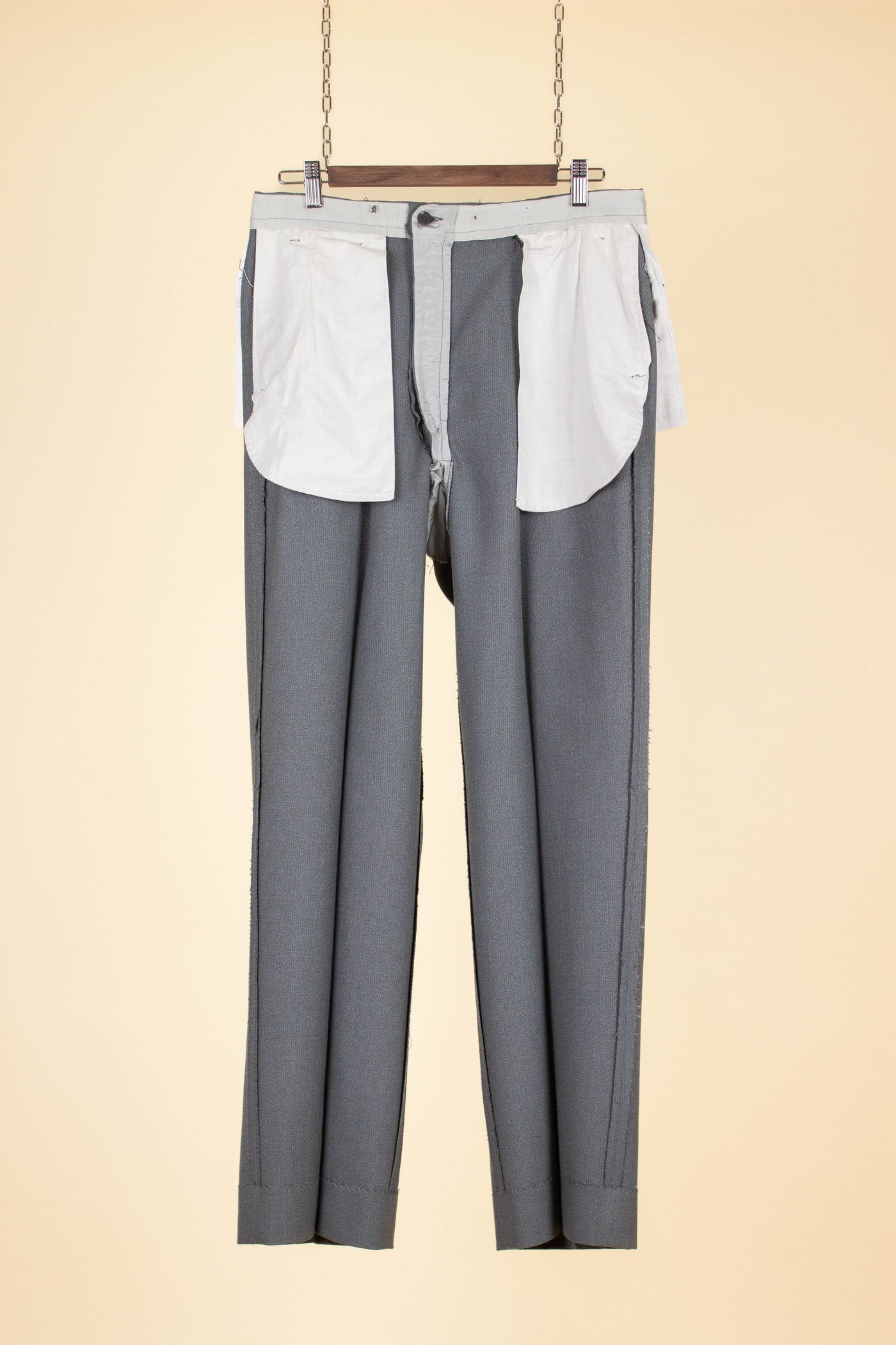 SWEDISH 1950S GREY TWO PIECE SINGLE BREASTED DEADSTOCK SUIT BY SCHLASBERGS. SIZE CA EU 48