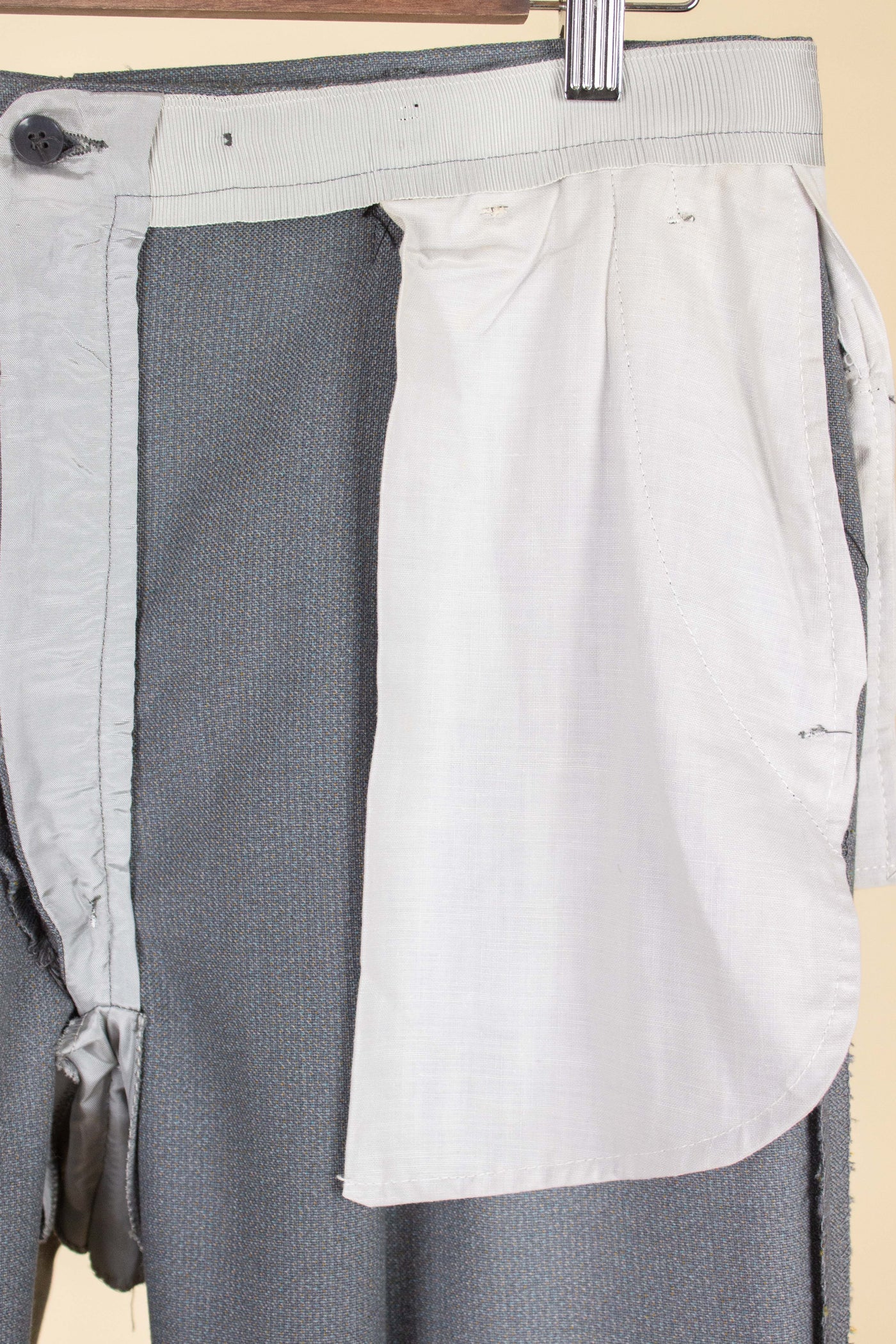 SWEDISH 1950S GREY TWO PIECE SINGLE BREASTED DEADSTOCK SUIT BY SCHLASBERGS. SIZE CA EU 48