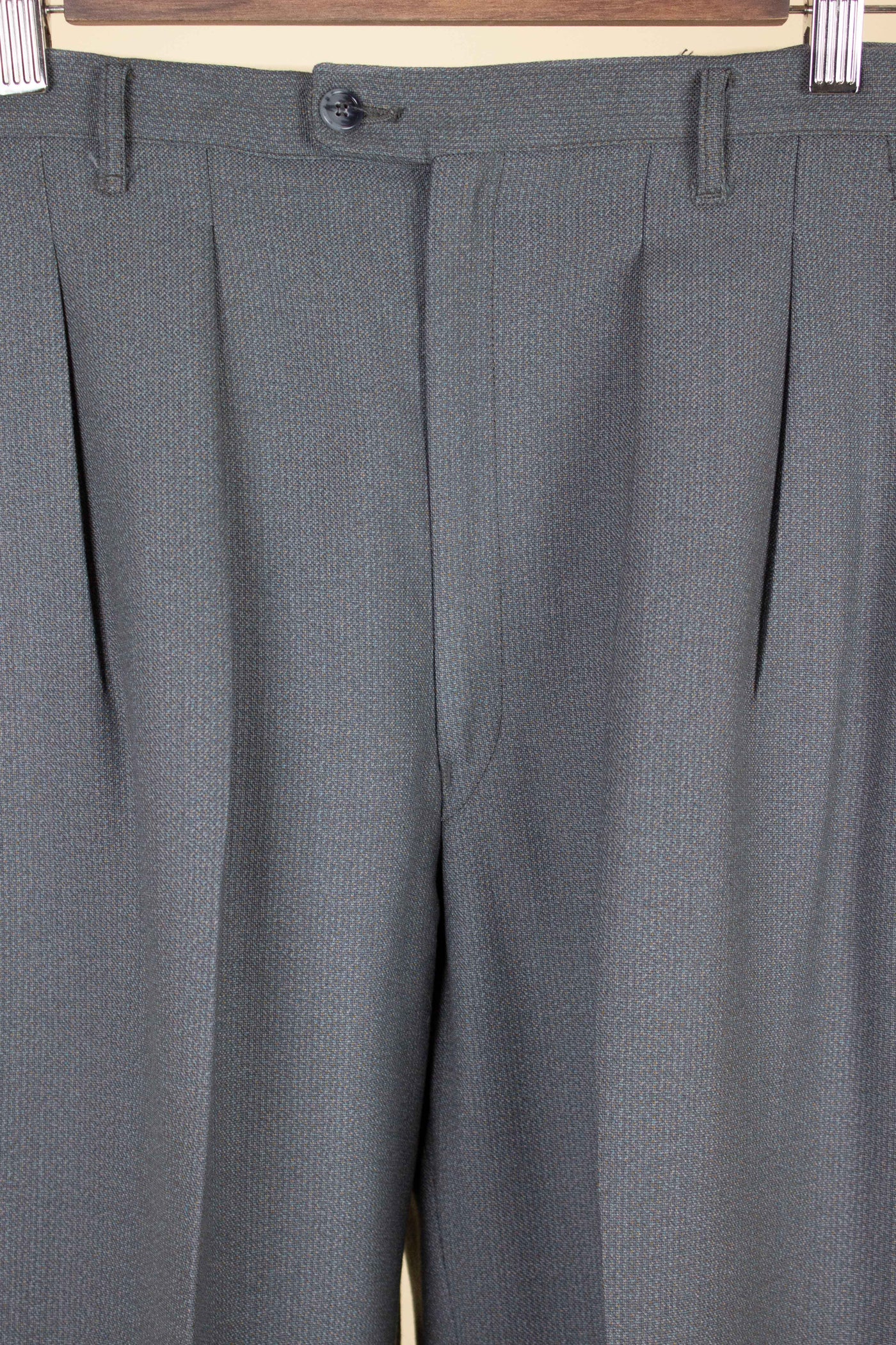 SWEDISH 1950S GREY TWO PIECE SINGLE BREASTED DEADSTOCK SUIT BY SCHLASBERGS. SIZE CA EU 48