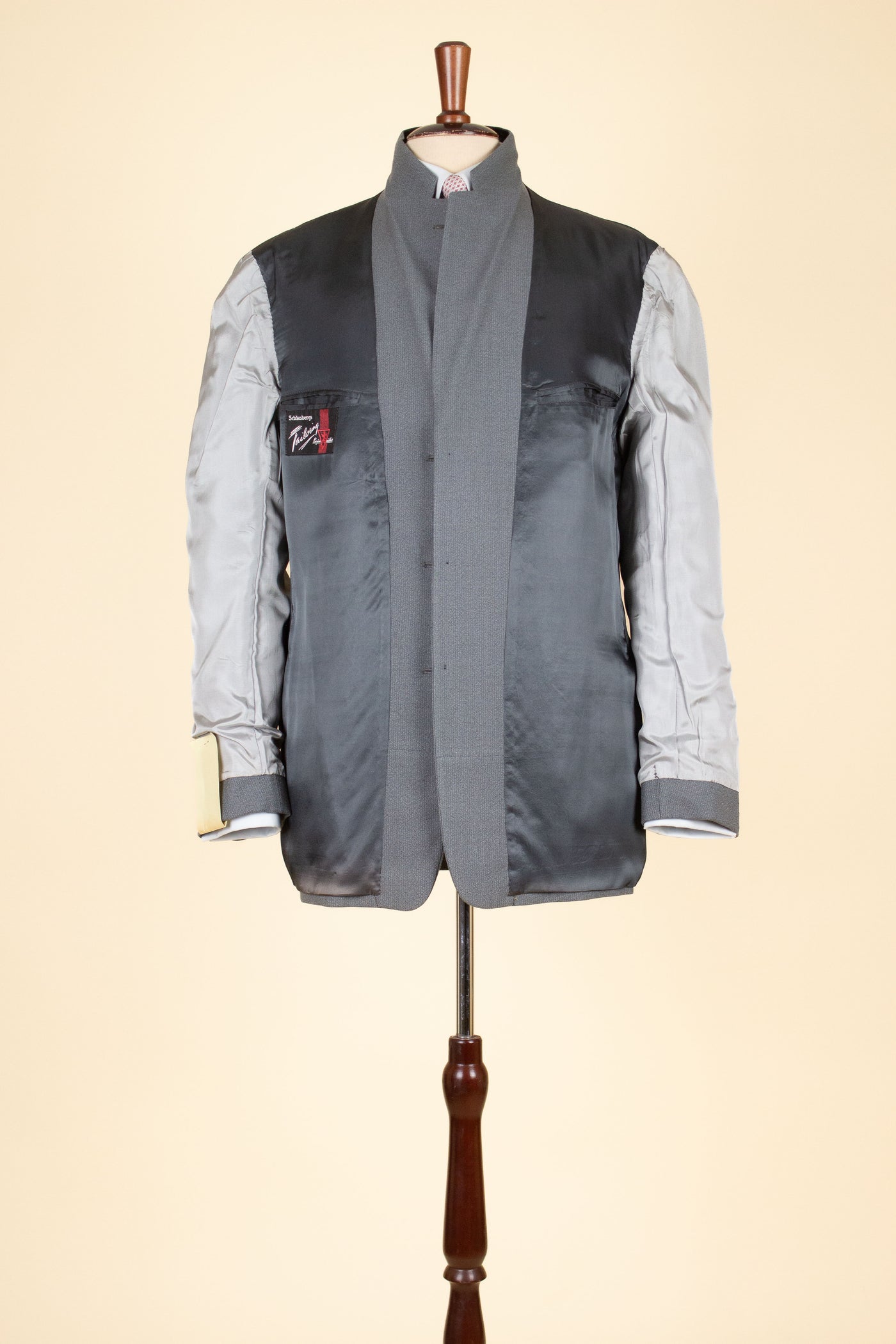 SWEDISH 1950S GREY TWO PIECE SINGLE BREASTED DEADSTOCK SUIT BY SCHLASBERGS. SIZE CA EU 48