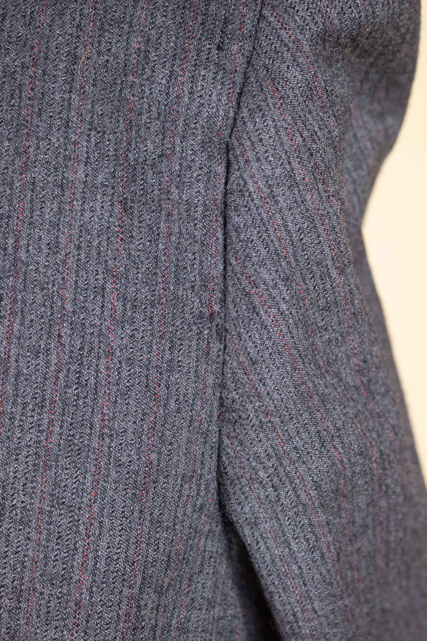 AMERICAN 1958 GREY/RED STRIPED TWO PIECE SINGLE BREASTED SUIT BY BOTANY 500. SIZE CA EU 52