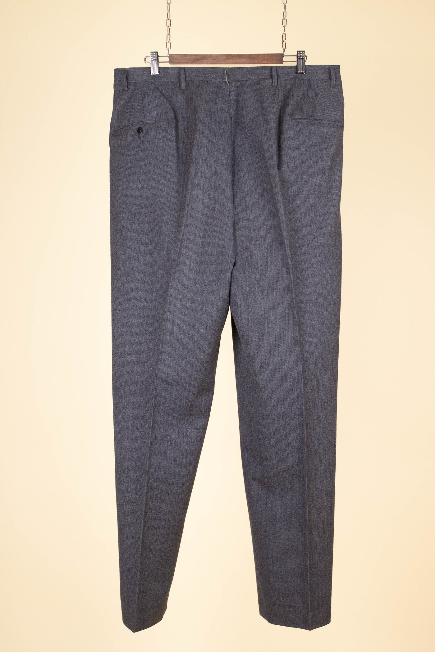 AMERICAN 1958 GREY/RED STRIPED TWO PIECE SINGLE BREASTED SUIT BY BOTANY 500. SIZE CA EU 52