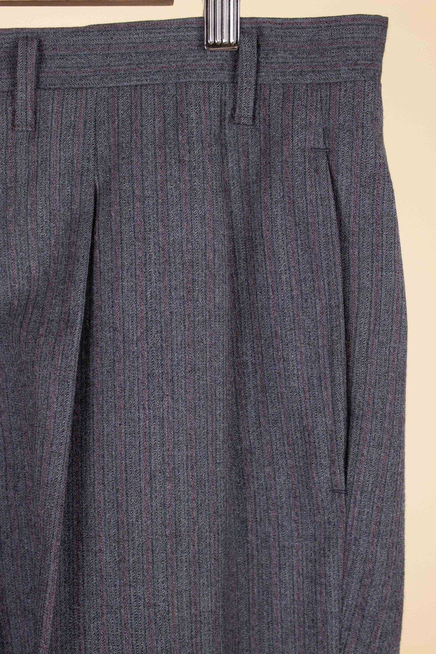 AMERICAN 1958 GREY/RED STRIPED TWO PIECE SINGLE BREASTED SUIT BY BOTANY 500. SIZE CA EU 52