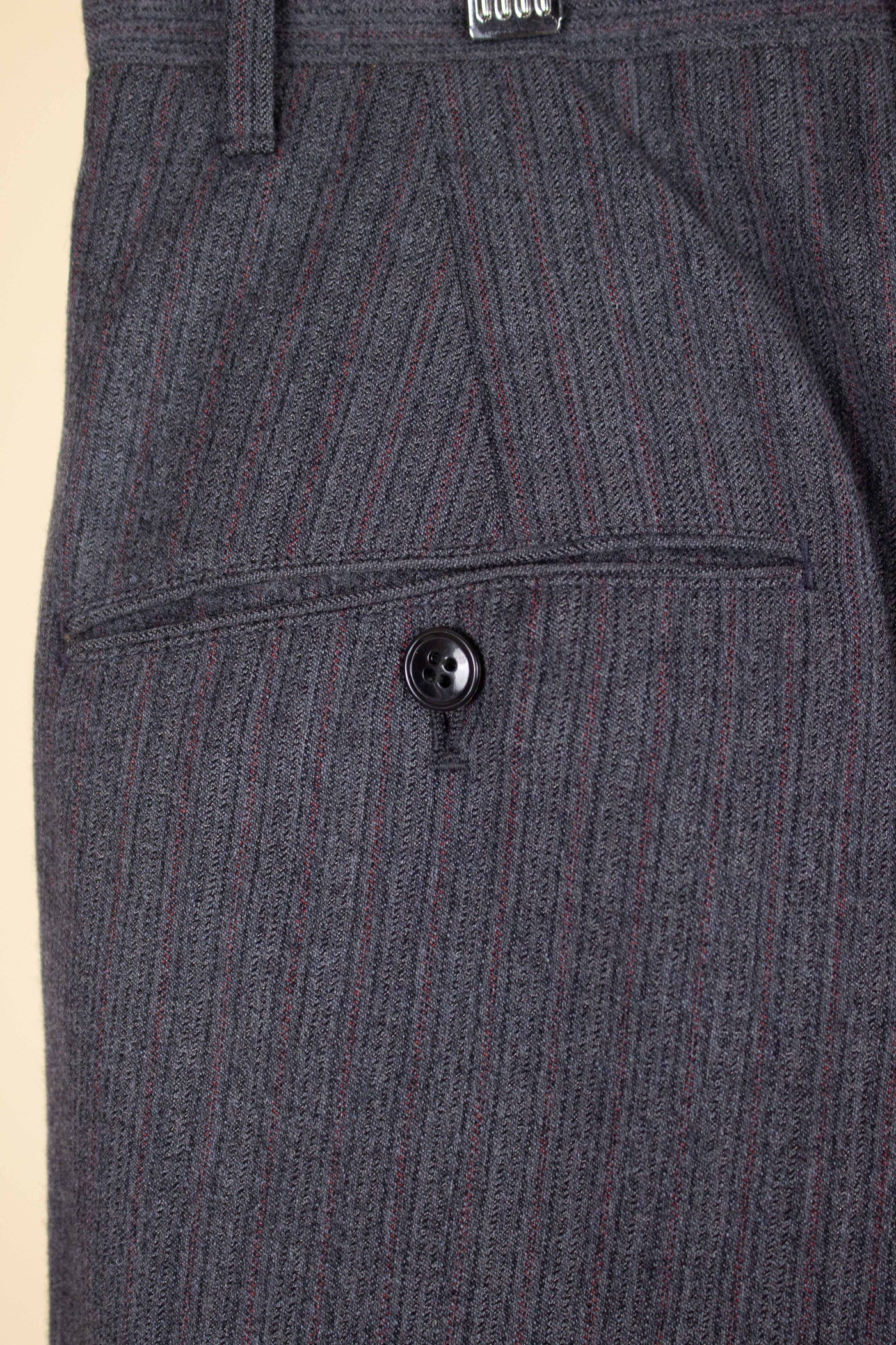 AMERICAN 1958 GREY/RED STRIPED TWO PIECE SINGLE BREASTED SUIT BY BOTANY 500. SIZE CA EU 52