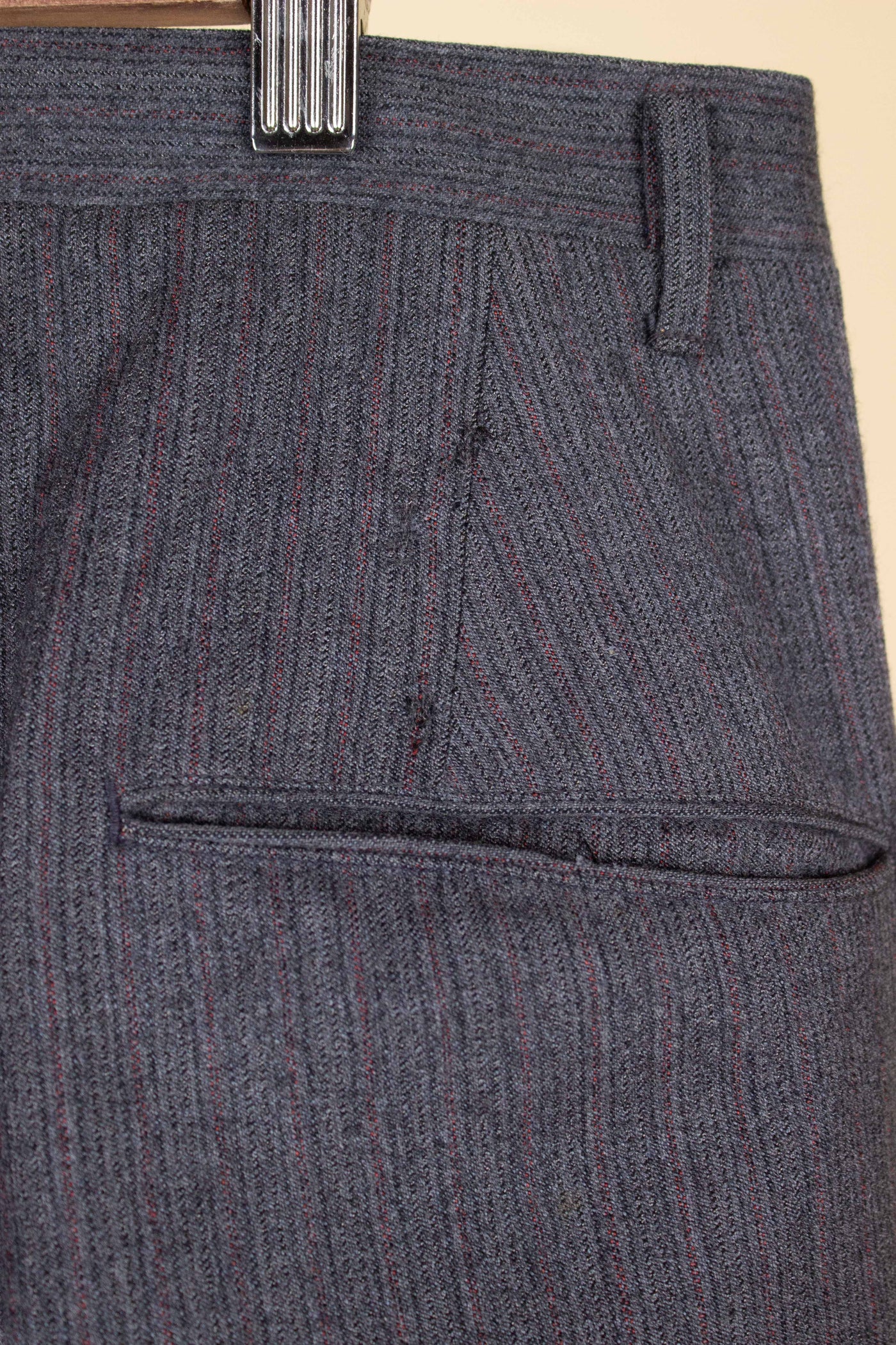AMERICAN 1958 GREY/RED STRIPED TWO PIECE SINGLE BREASTED SUIT BY BOTANY 500. SIZE CA EU 52