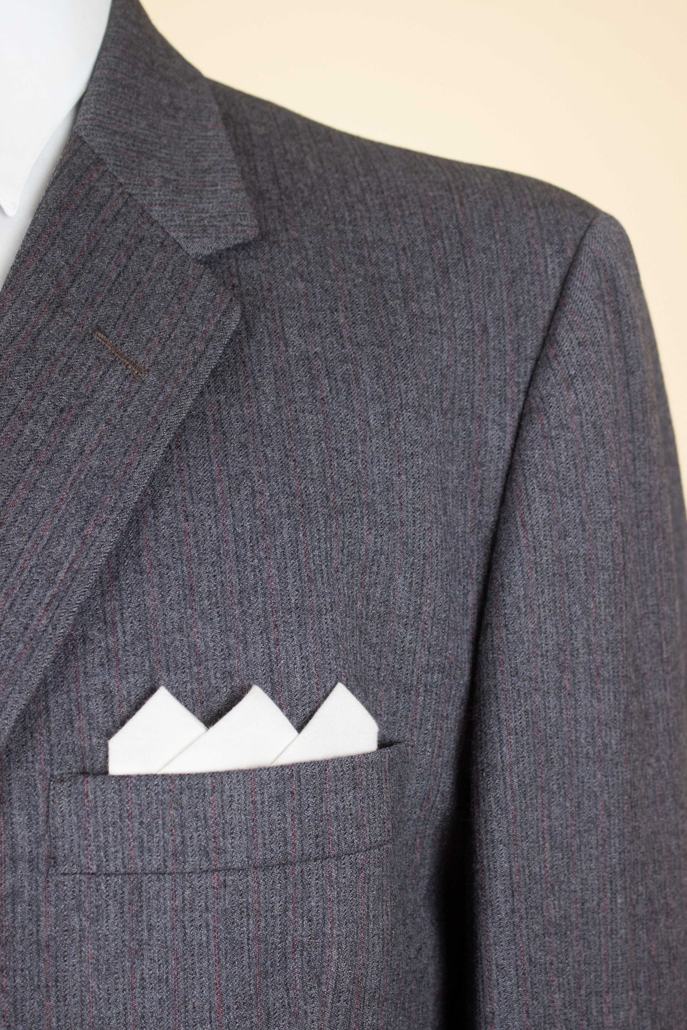 AMERICAN 1958 GREY/RED STRIPED TWO PIECE SINGLE BREASTED SUIT BY BOTANY 500. SIZE CA EU 52