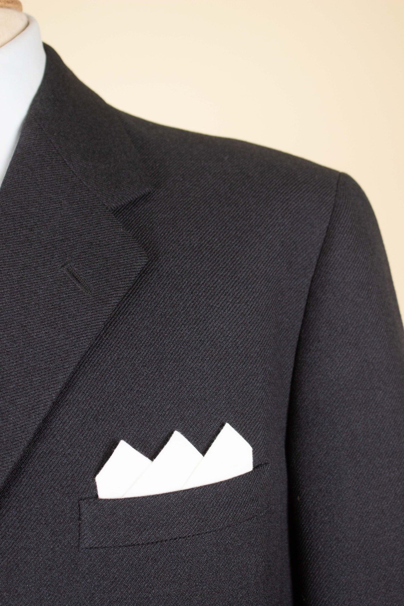 SWEDISH 1940S/1950S DARK GREY TWO PIECE SINGLE BREASTED SUIT BY KABOM. SIZE CA EU 50