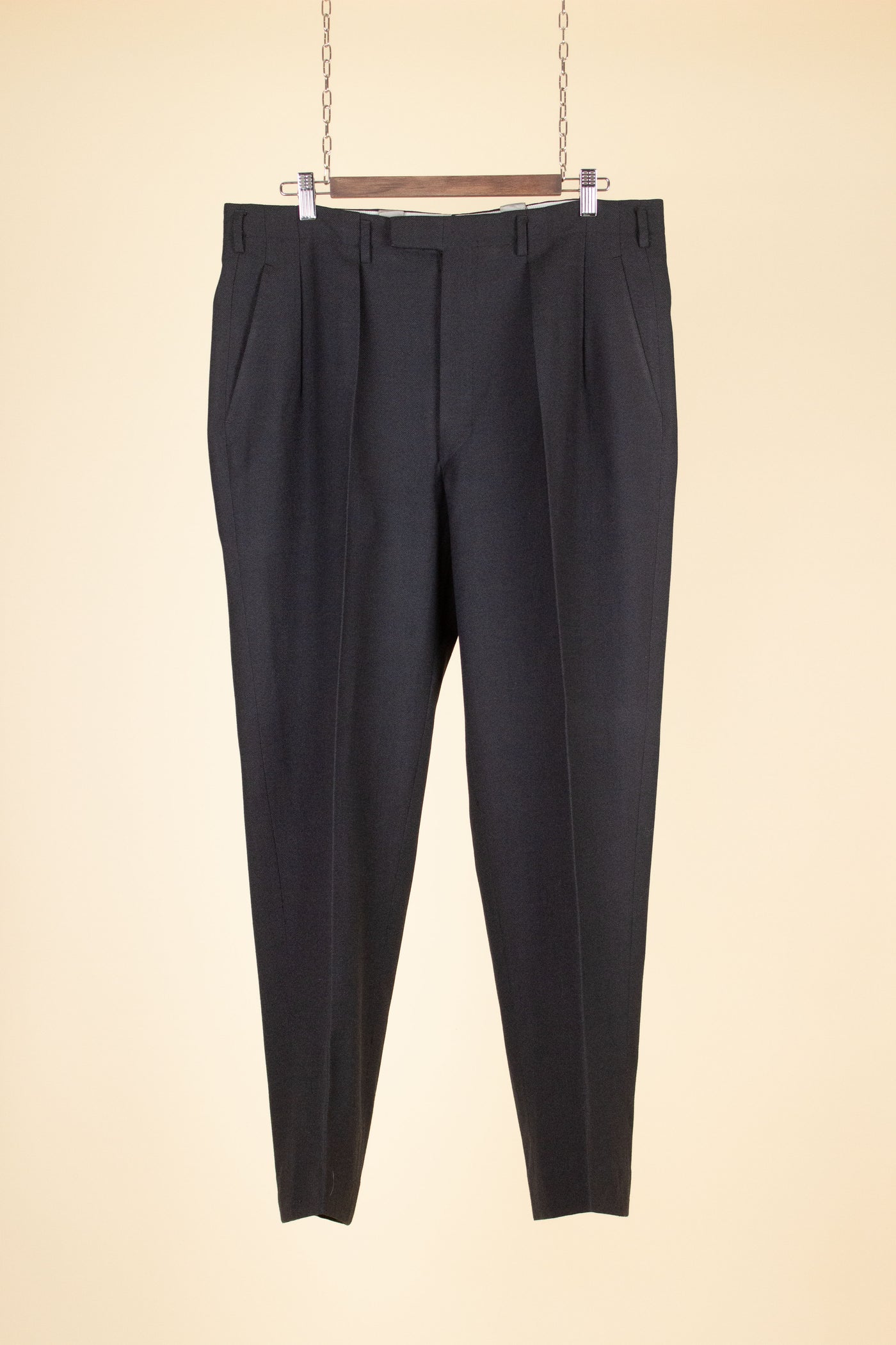 SWEDISH 1940S/1950S DARK GREY TWO PIECE SINGLE BREASTED SUIT BY KABOM. SIZE CA EU 50