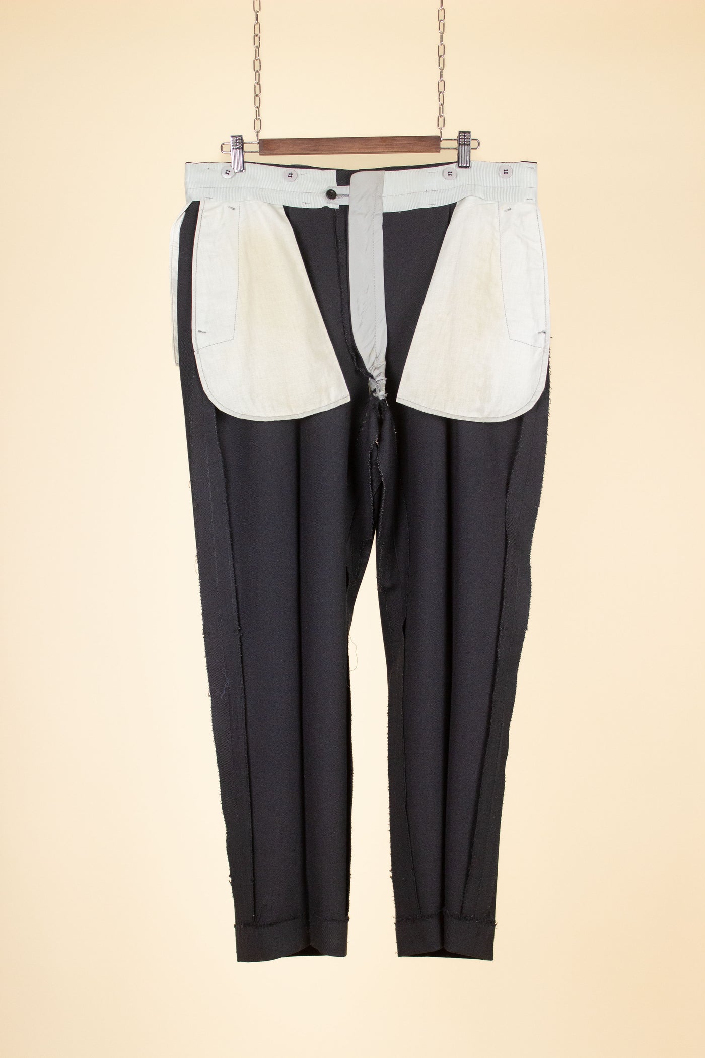 SWEDISH 1940S/1950S DARK GREY TWO PIECE SINGLE BREASTED SUIT BY KABOM. SIZE CA EU 50