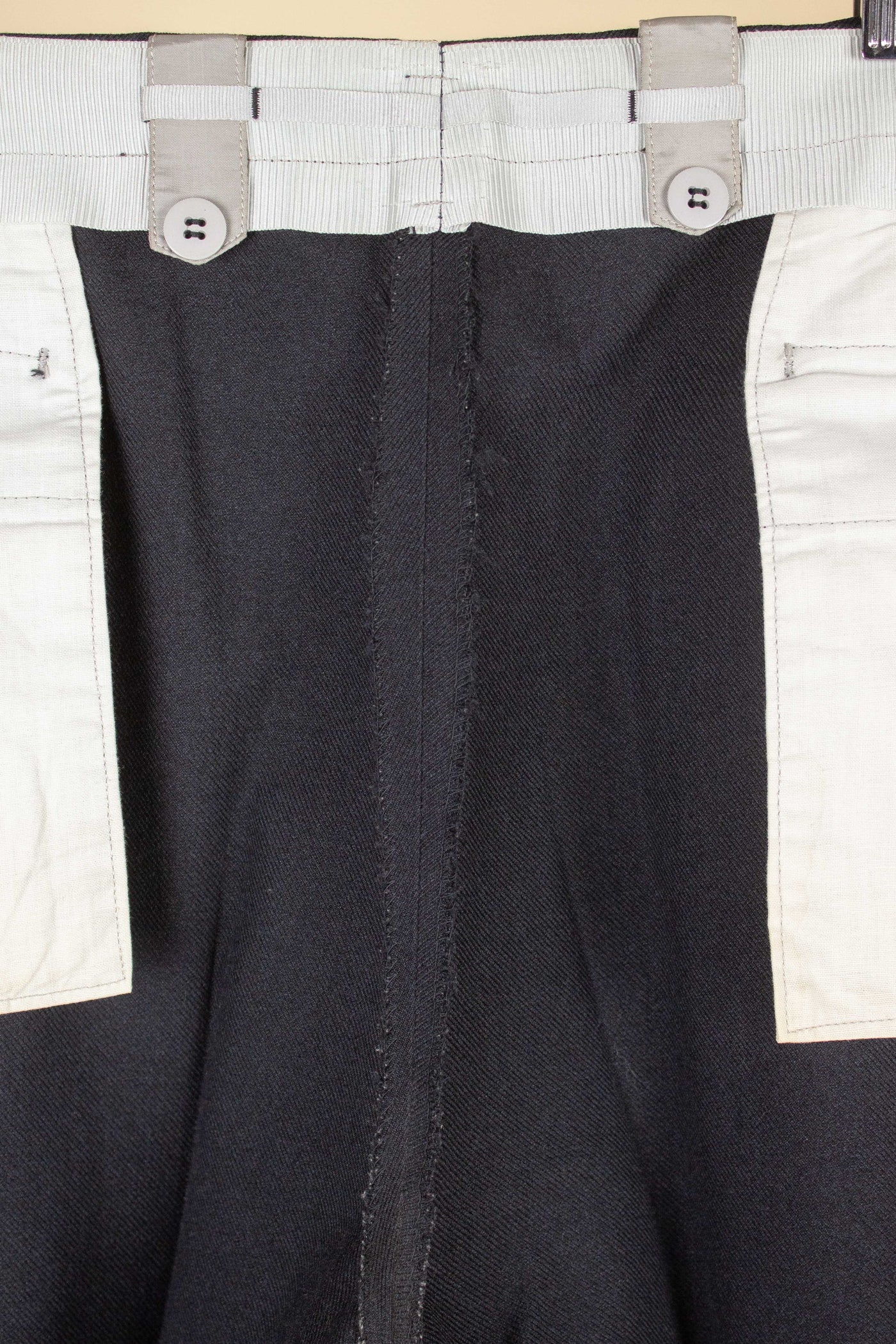 SWEDISH 1940S/1950S DARK GREY TWO PIECE SINGLE BREASTED SUIT BY KABOM. SIZE CA EU 50