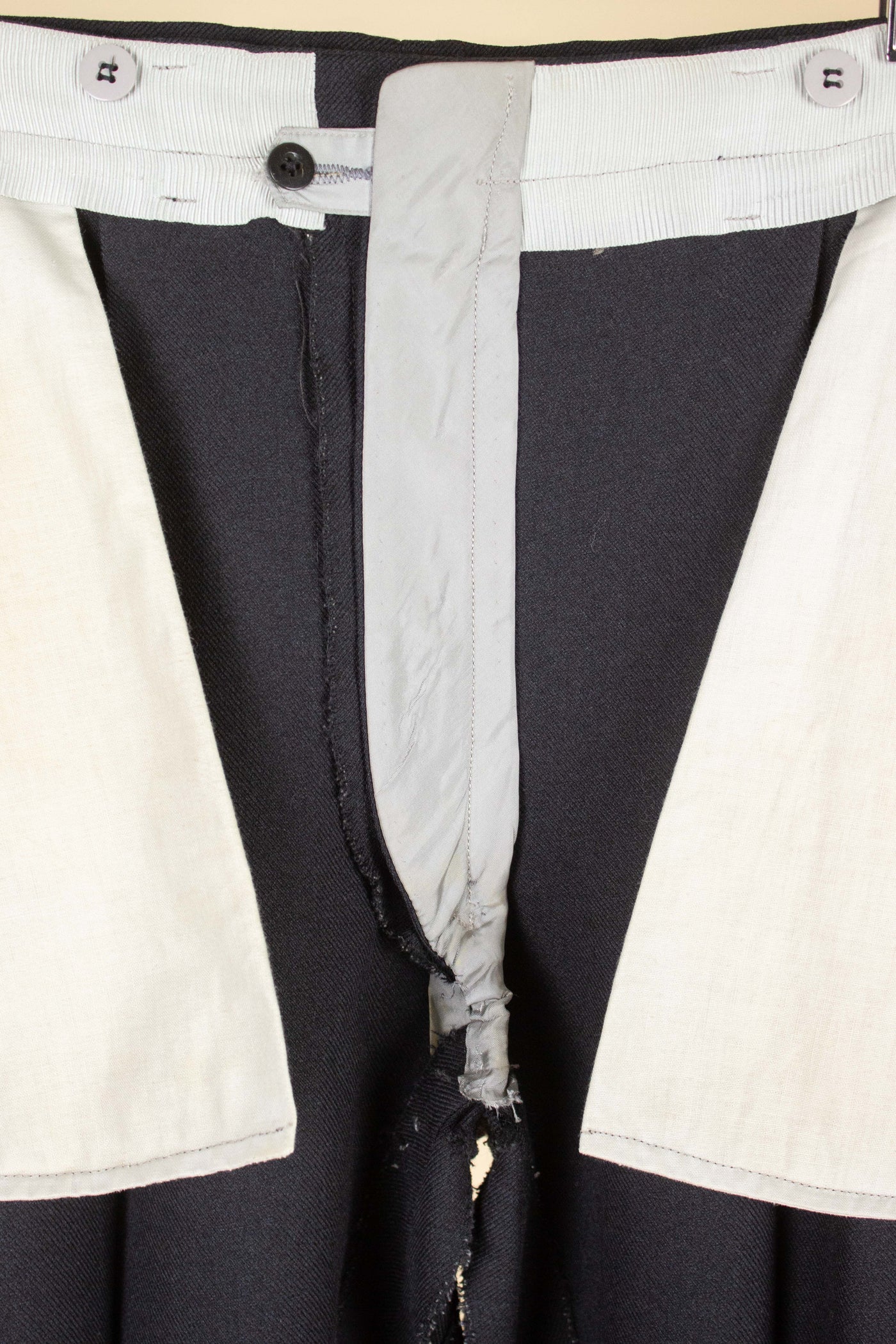 SWEDISH 1940S/1950S DARK GREY TWO PIECE SINGLE BREASTED SUIT BY KABOM. SIZE CA EU 50