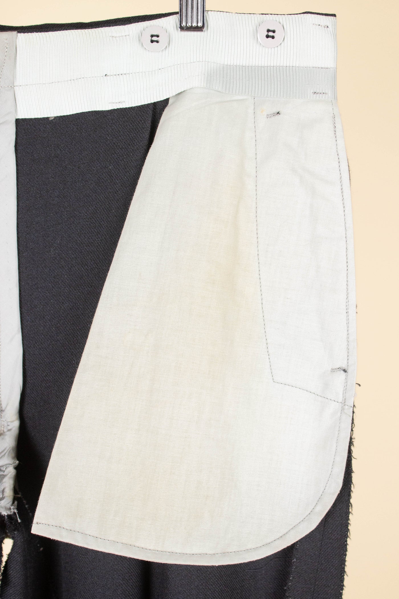 SWEDISH 1940S/1950S DARK GREY TWO PIECE SINGLE BREASTED SUIT BY KABOM. SIZE CA EU 50