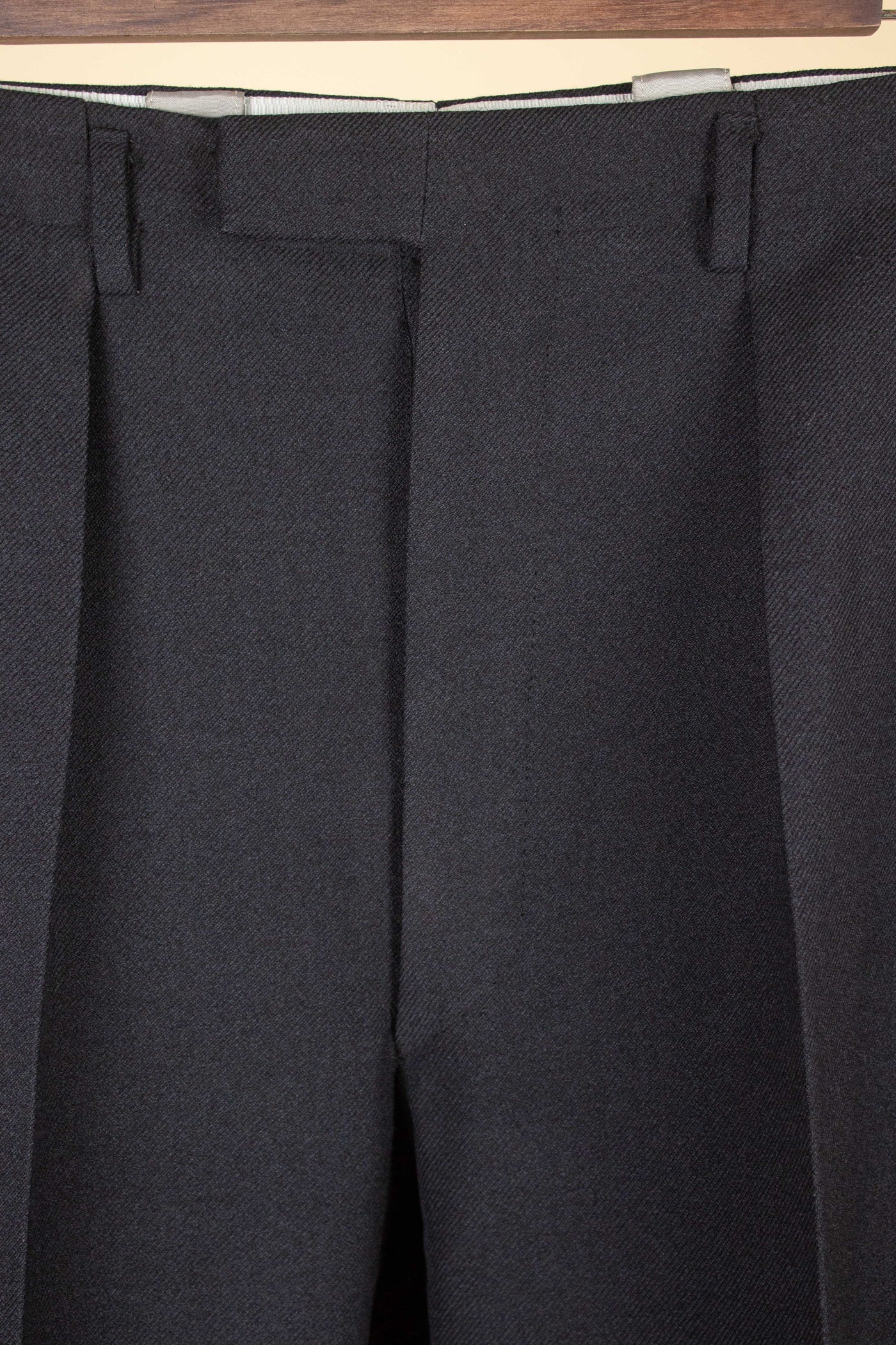 SWEDISH 1940S/1950S DARK GREY TWO PIECE SINGLE BREASTED SUIT BY KABOM. SIZE CA EU 50