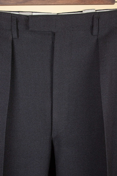 SWEDISH 1940S/1950S DARK GREY TWO PIECE SINGLE BREASTED SUIT BY KABOM. SIZE CA EU 50