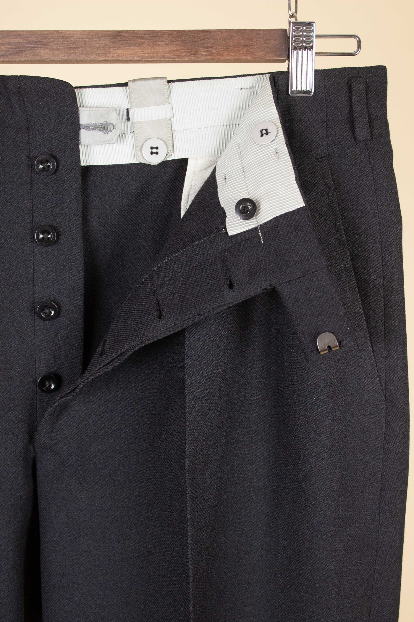 SWEDISH 1940S/1950S DARK GREY TWO PIECE SINGLE BREASTED SUIT BY KABOM. SIZE CA EU 50