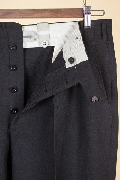 SWEDISH 1940S/1950S DARK GREY TWO PIECE SINGLE BREASTED SUIT BY KABOM. SIZE CA EU 50