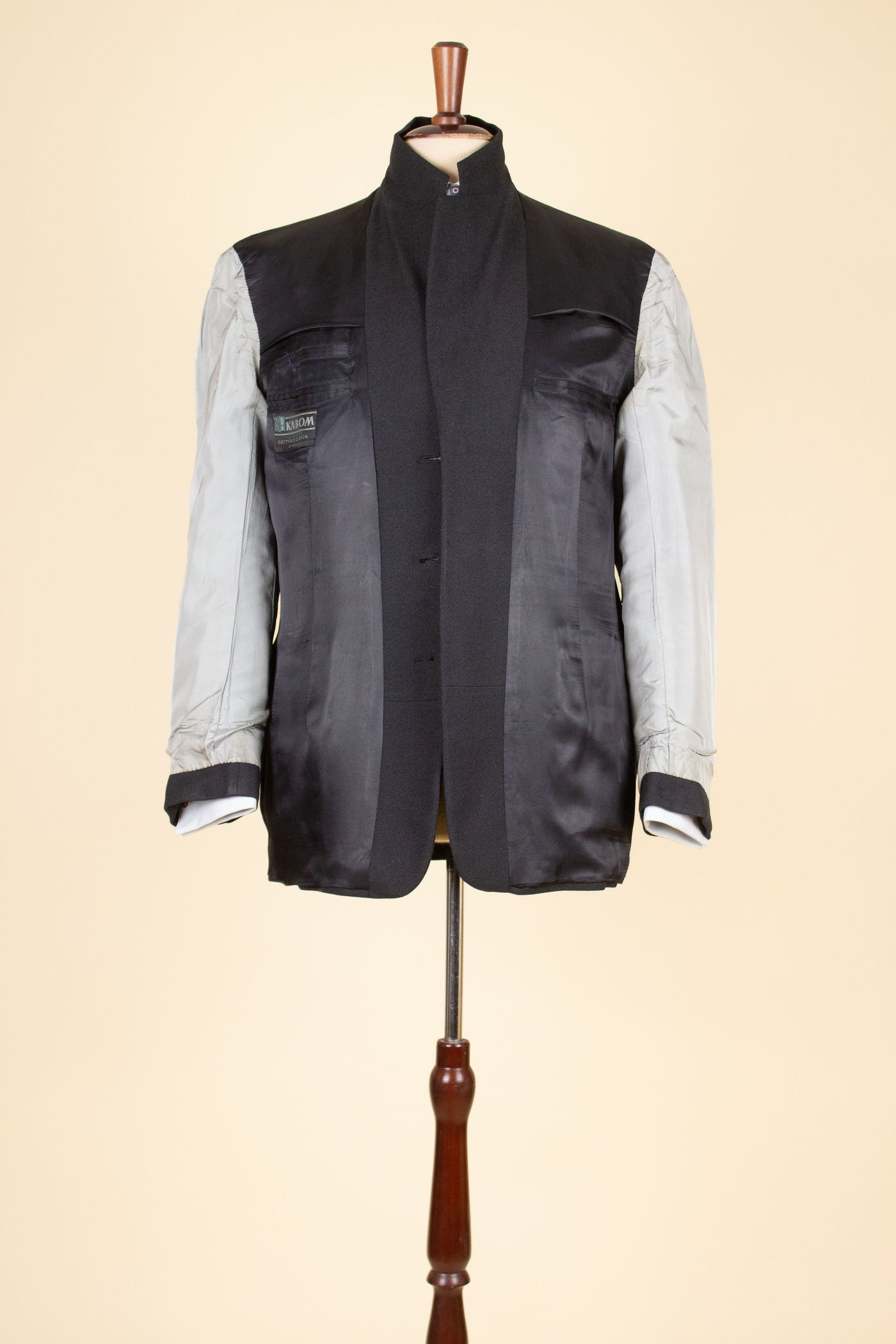 SWEDISH 1940S/1950S DARK GREY TWO PIECE SINGLE BREASTED SUIT BY KABOM. SIZE CA EU 50