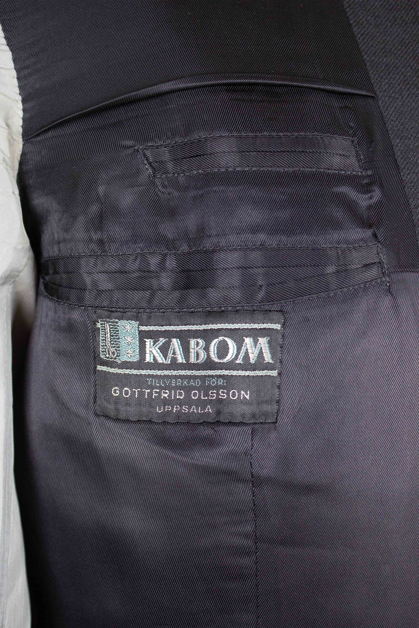 SWEDISH 1940S/1950S DARK GREY TWO PIECE SINGLE BREASTED SUIT BY KABOM. SIZE CA EU 50