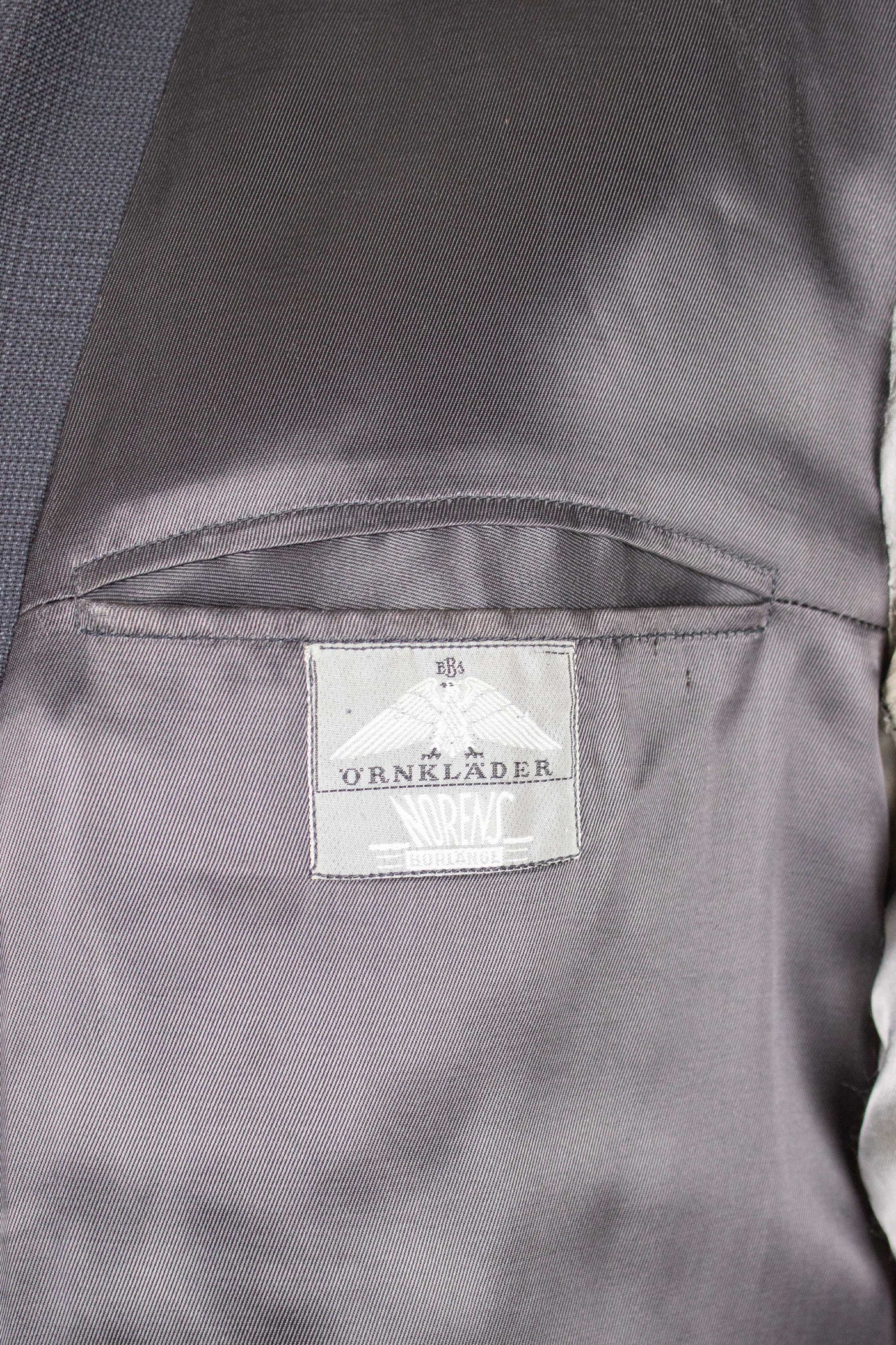 SWEDISH 1940S/1950S GREY PRINCE OF WALES CHECK TWO PIECE SUIT BY ÖRNKLÄDER. SIZE CA EU 50-52
