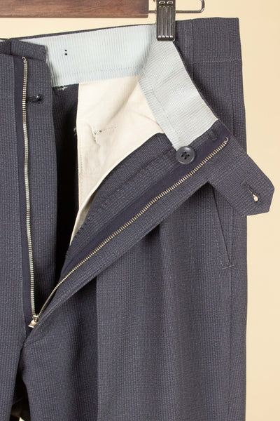 SWEDISH 1940S/1950S GREY PRINCE OF WALES CHECK TWO PIECE SUIT BY ÖRNKLÄDER. SIZE CA EU 50-52