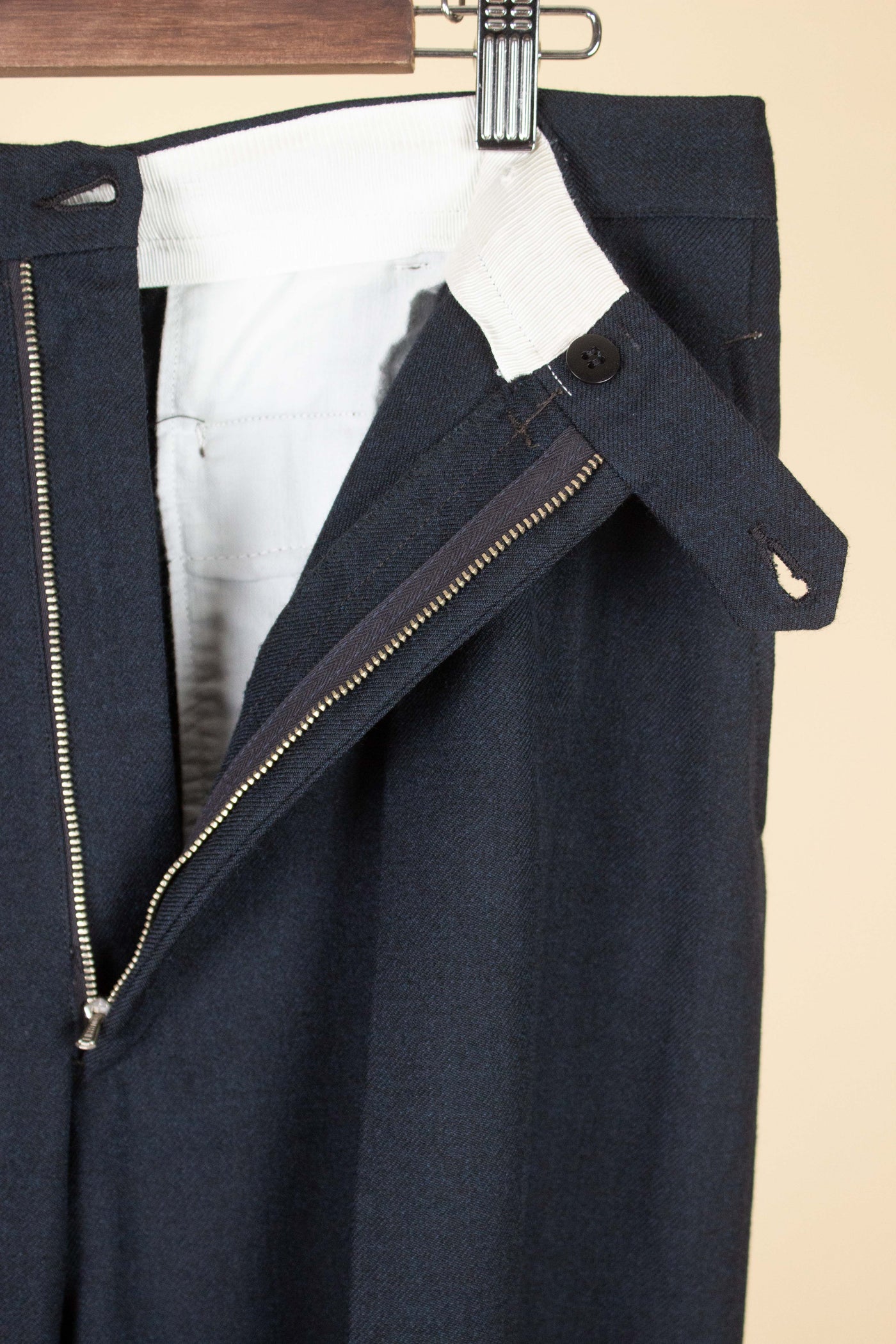 SWEDISH 1950S GREY-BLUE TWO PIECE SINGLE BREASTED SUIT BY STADION. SIZE CA EU 50