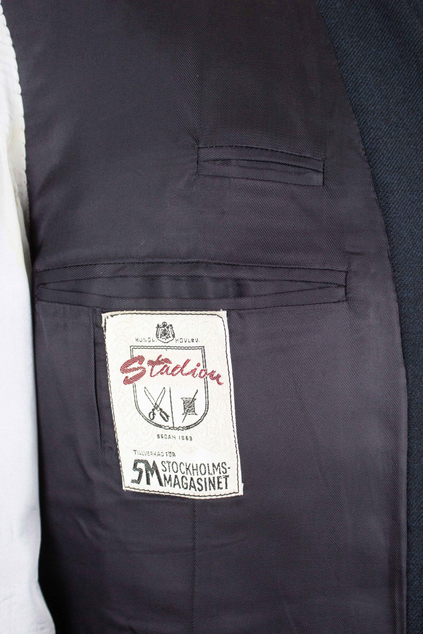 SWEDISH 1950S GREY-BLUE TWO PIECE SINGLE BREASTED SUIT BY STADION. SIZE CA EU 50