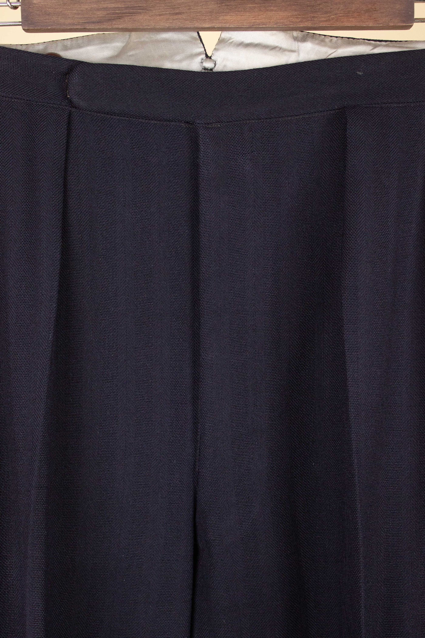 SWEDISH 1942 DARK BLUE STRIPED THREE PIECE BESPOKE SUIT BY STRÖMS. SIZE CA EU 52-54
