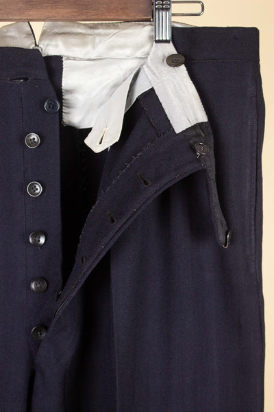 SWEDISH 1942 DARK BLUE STRIPED THREE PIECE BESPOKE SUIT BY STRÖMS. SIZE CA EU 52-54