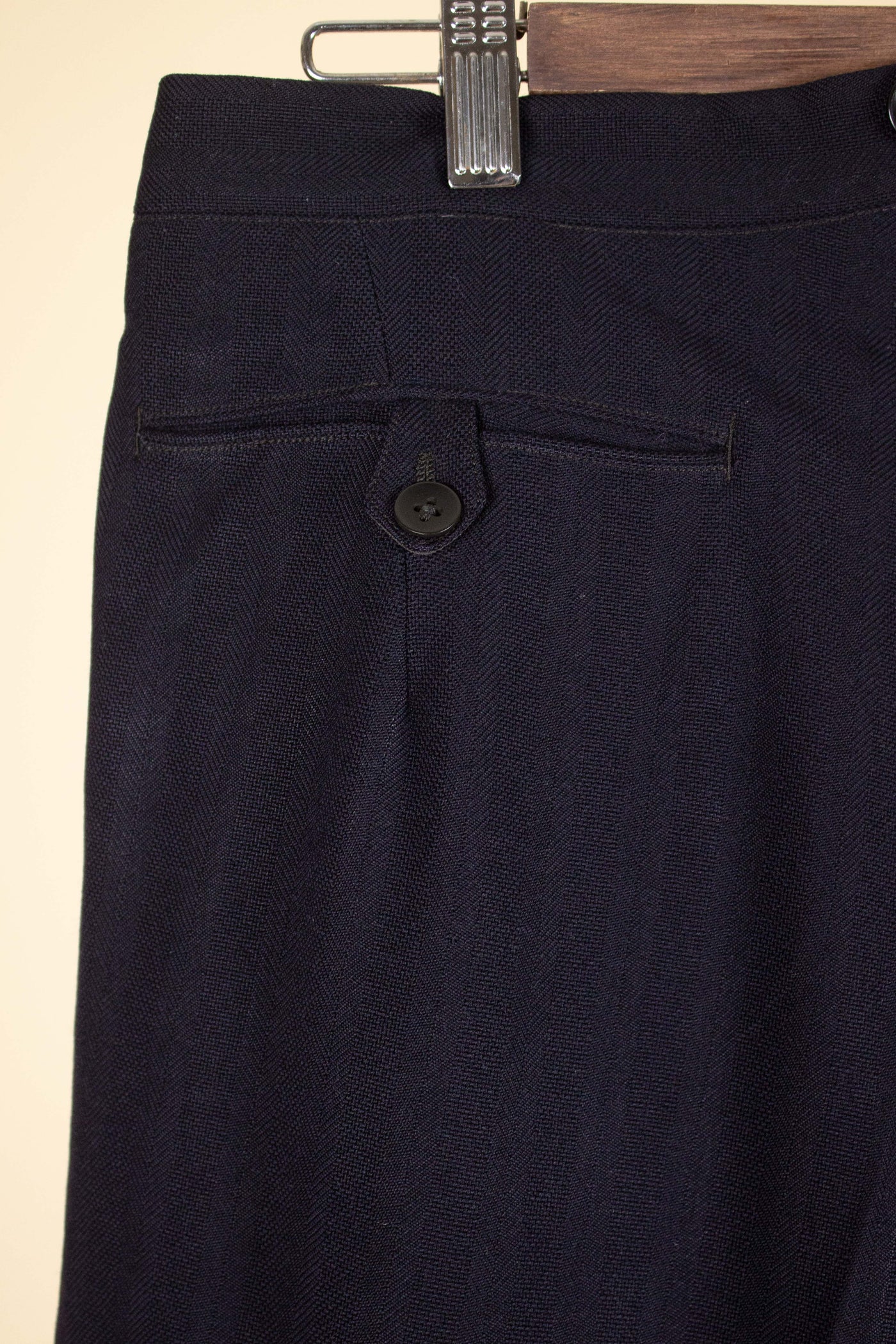 SWEDISH 1942 DARK BLUE STRIPED THREE PIECE BESPOKE SUIT BY STRÖMS. SIZE CA EU 52-54