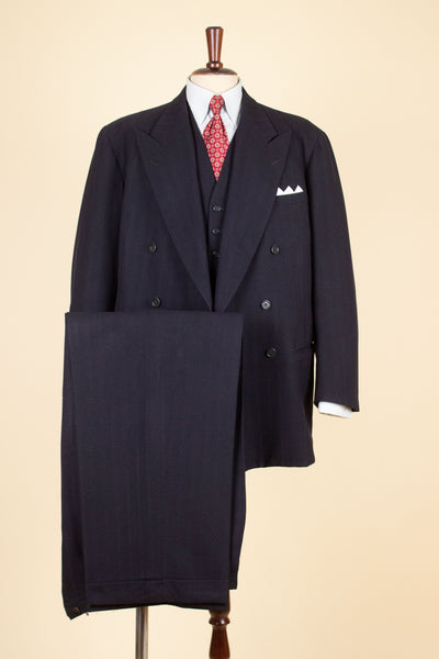 SWEDISH 1942 DARK BLUE STRIPED THREE PIECE BESPOKE SUIT BY STRÖMS. SIZE CA EU 52-54