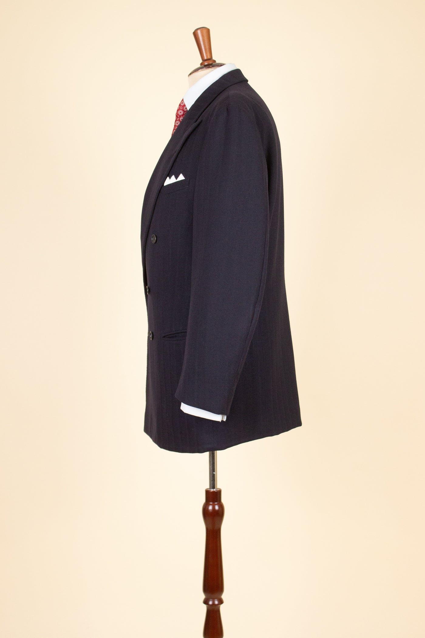 SWEDISH 1942 DARK BLUE STRIPED THREE PIECE BESPOKE SUIT BY STRÖMS. SIZE CA EU 52-54