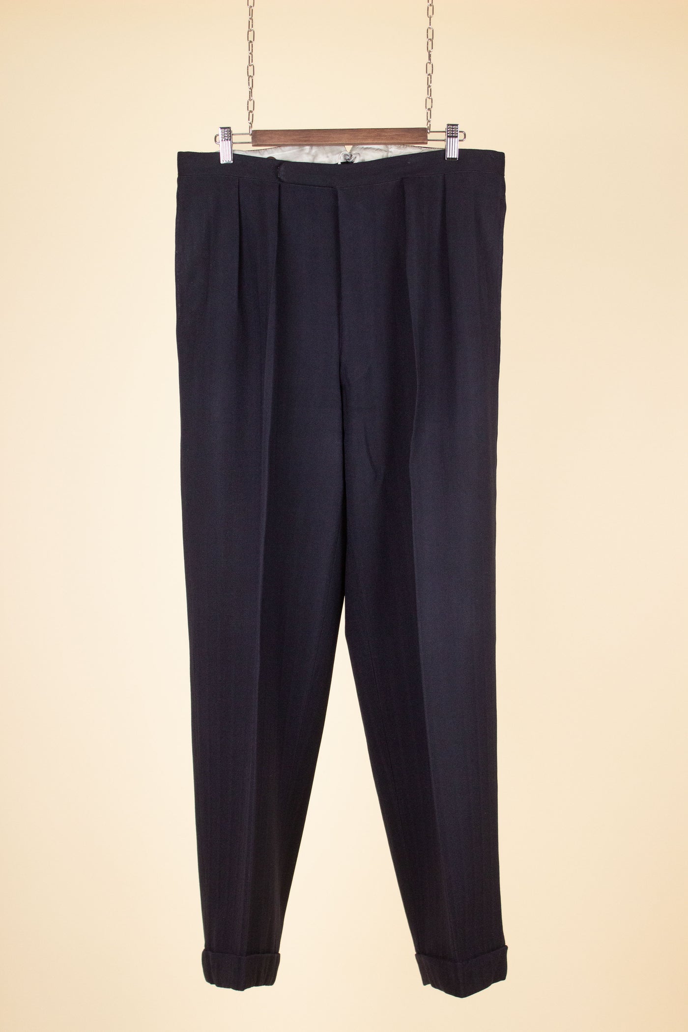 SWEDISH 1942 DARK BLUE STRIPED THREE PIECE BESPOKE SUIT BY STRÖMS. SIZE CA EU 52-54