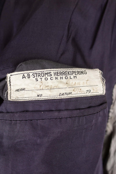 SWEDISH 1942 DARK BLUE STRIPED THREE PIECE BESPOKE SUIT BY STRÖMS. SIZE CA EU 52-54