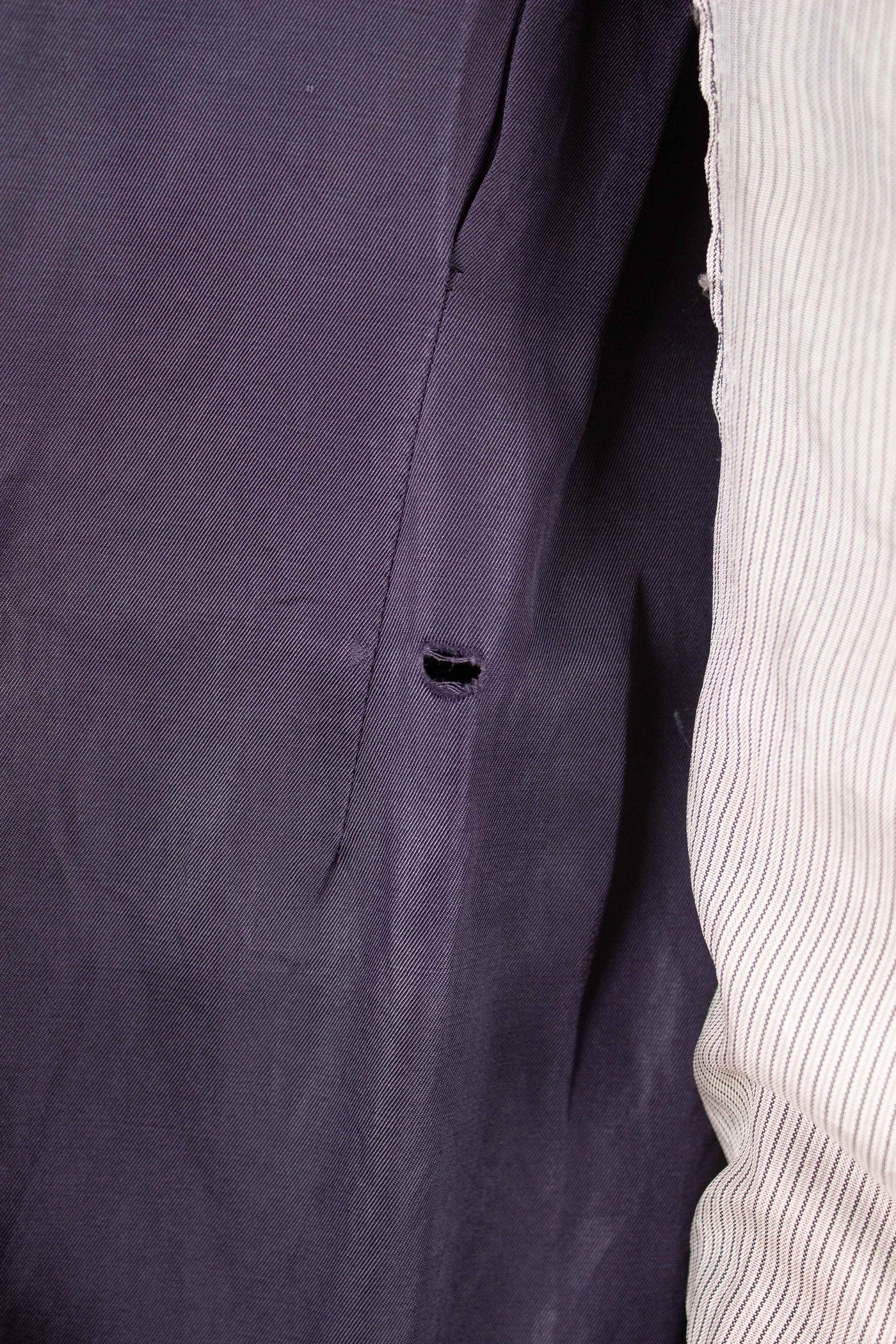 SWEDISH 1942 DARK BLUE STRIPED THREE PIECE BESPOKE SUIT BY STRÖMS. SIZE CA EU 52-54