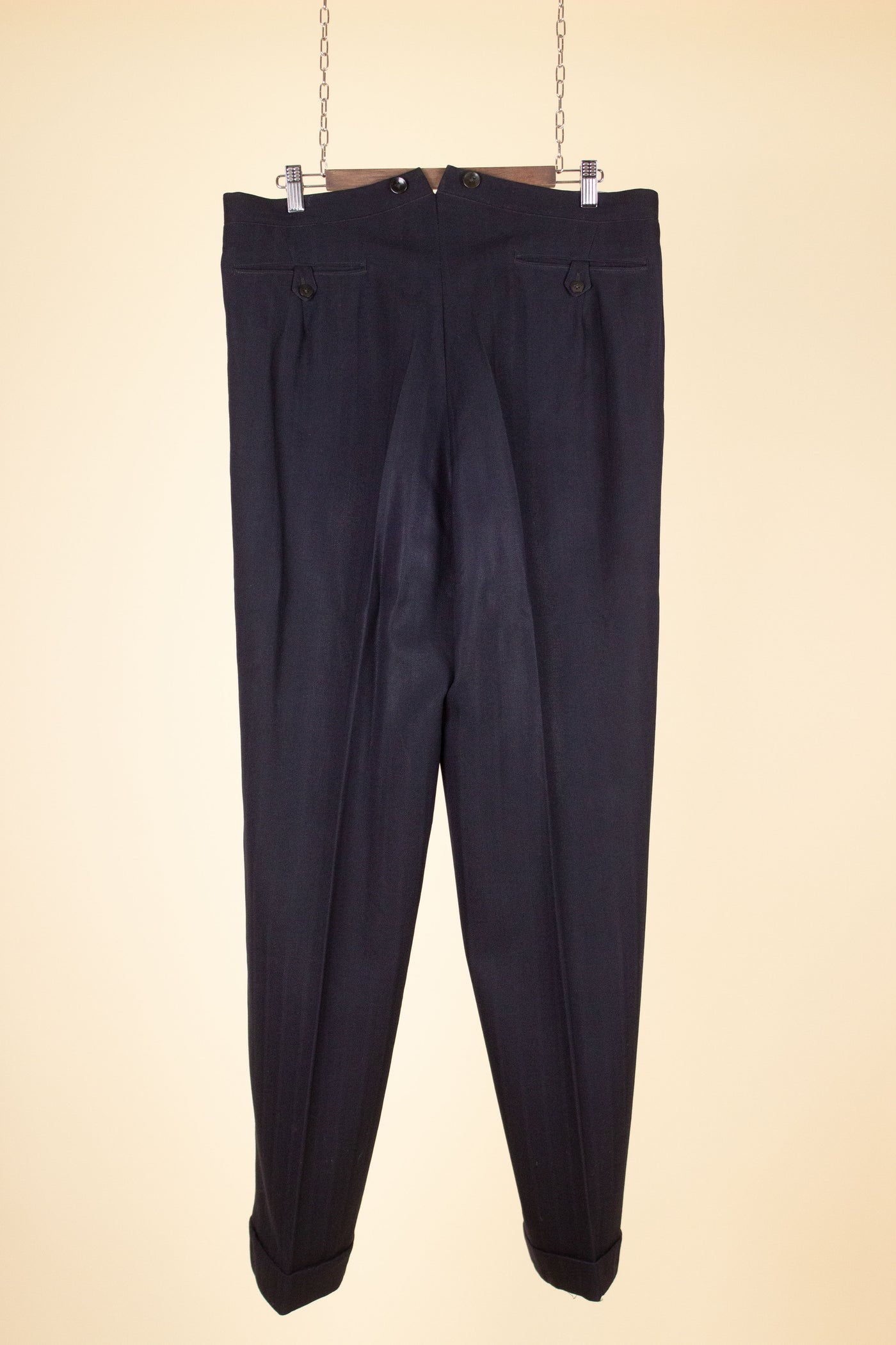 SWEDISH 1942 DARK BLUE STRIPED THREE PIECE BESPOKE SUIT BY STRÖMS. SIZE CA EU 52-54