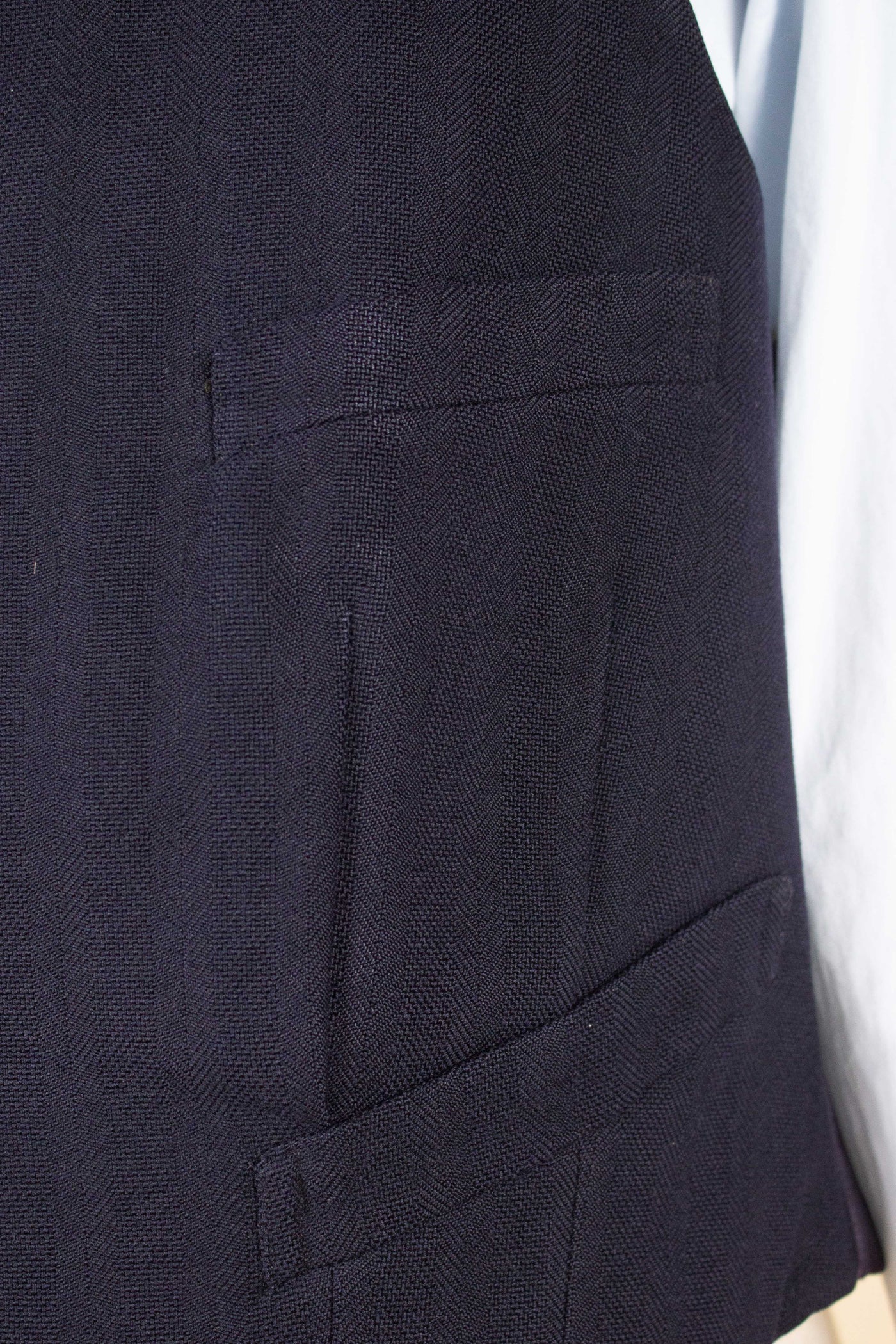 SWEDISH 1942 DARK BLUE STRIPED THREE PIECE BESPOKE SUIT BY STRÖMS. SIZE CA EU 52-54