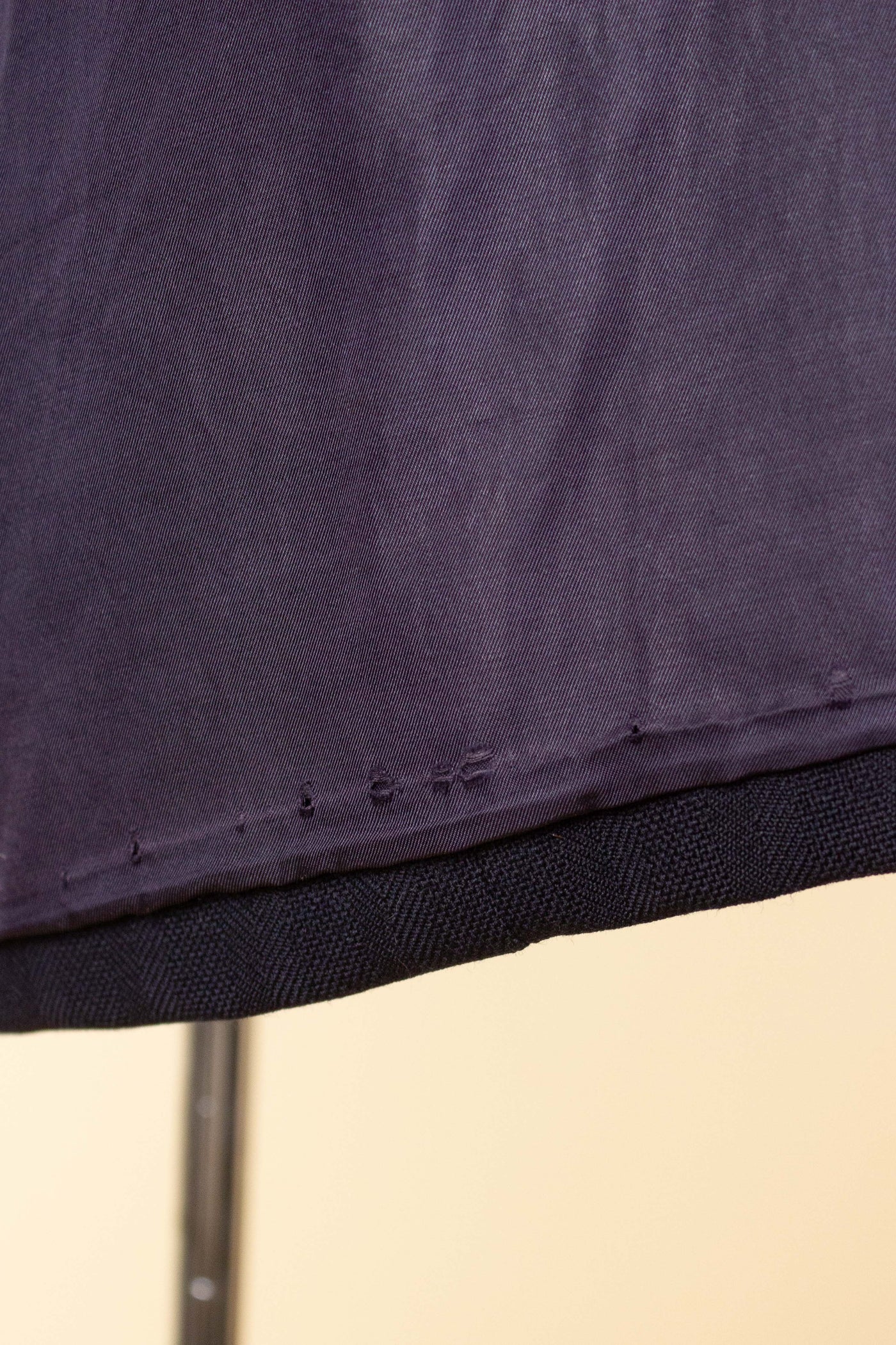 SWEDISH 1942 DARK BLUE STRIPED THREE PIECE BESPOKE SUIT BY STRÖMS. SIZE CA EU 52-54
