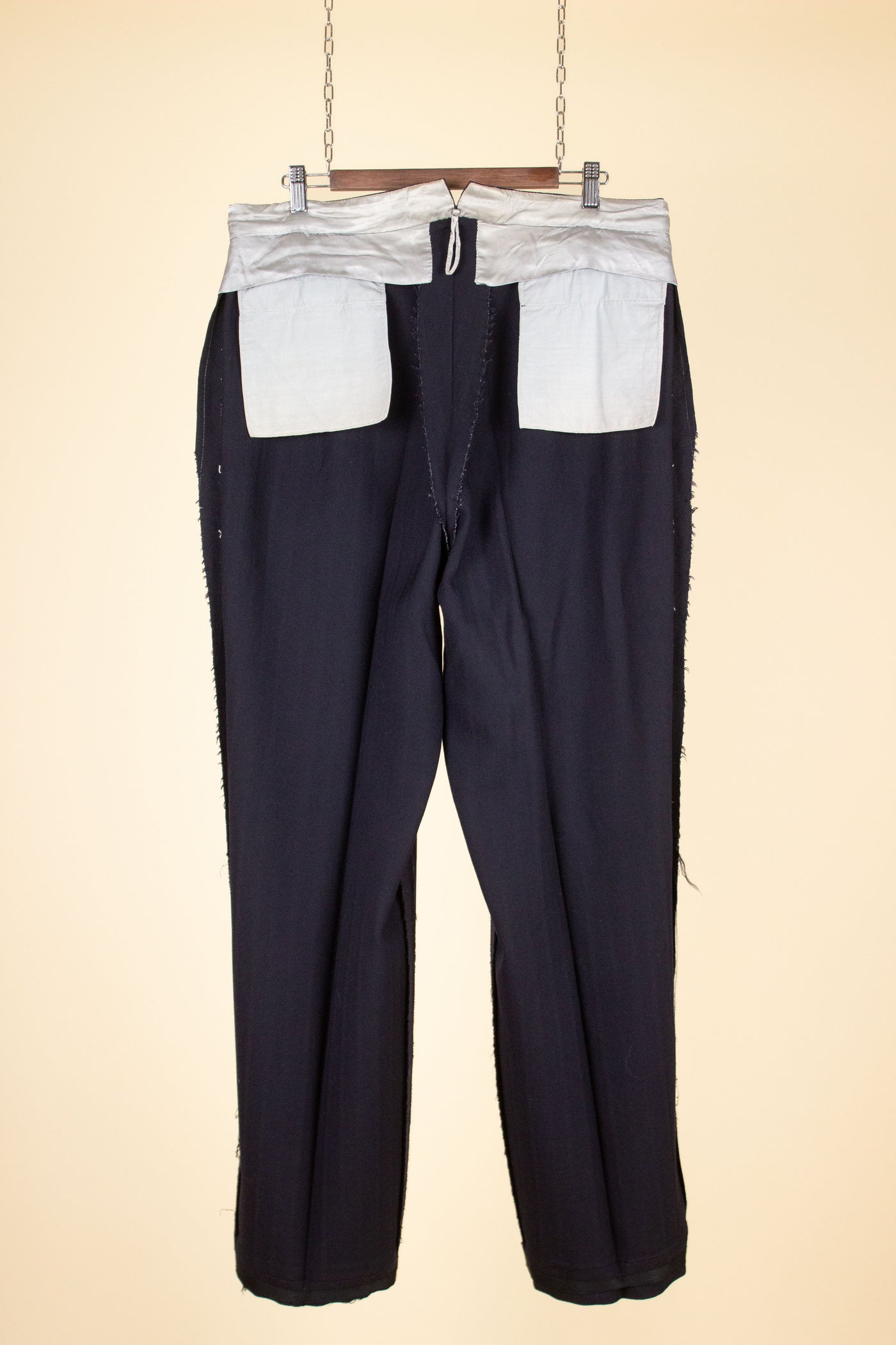 SWEDISH 1942 DARK BLUE STRIPED THREE PIECE BESPOKE SUIT BY STRÖMS. SIZE CA EU 52-54
