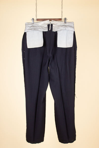 SWEDISH 1942 DARK BLUE STRIPED THREE PIECE BESPOKE SUIT BY STRÖMS. SIZE CA EU 52-54