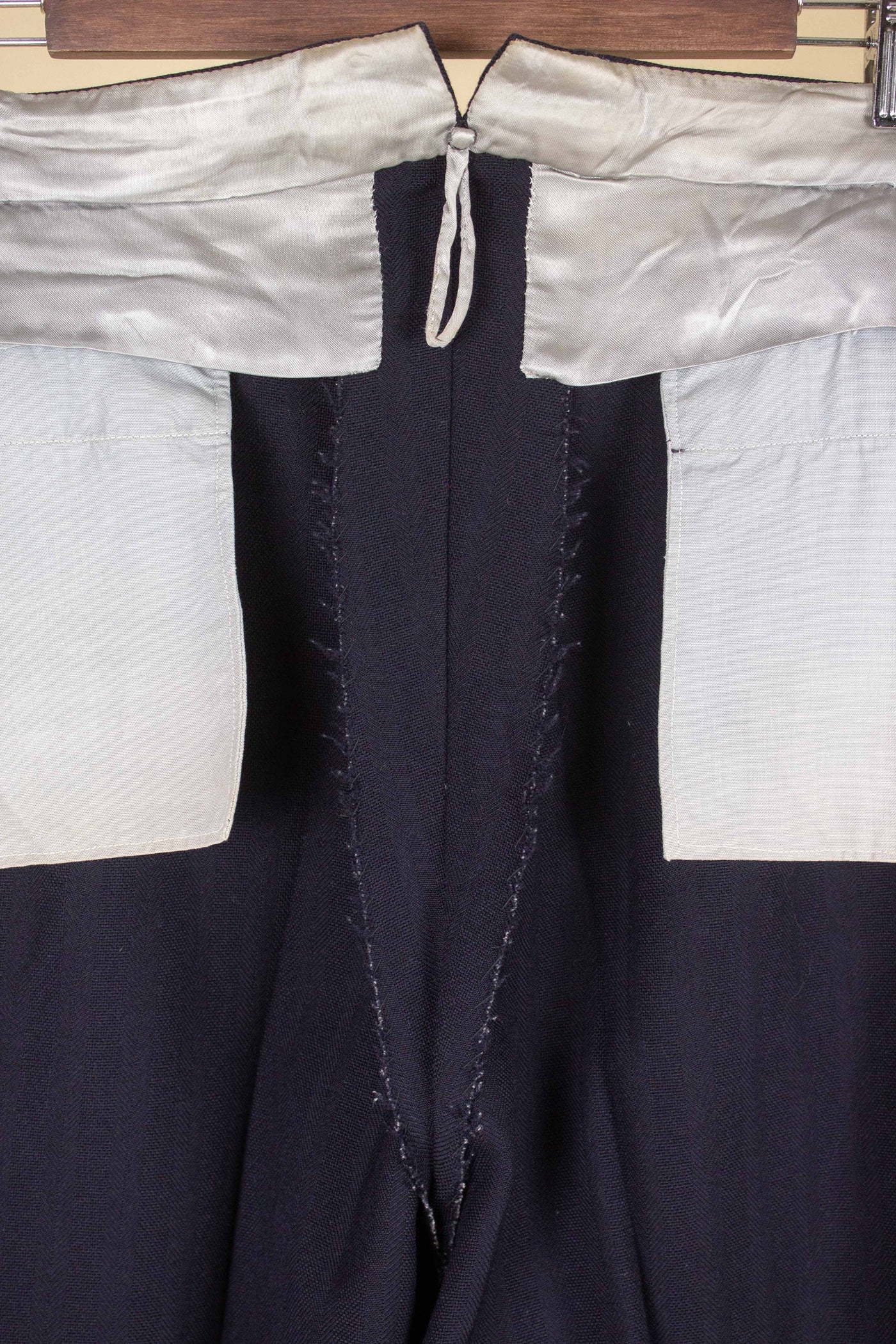 SWEDISH 1942 DARK BLUE STRIPED THREE PIECE BESPOKE SUIT BY STRÖMS. SIZE CA EU 52-54